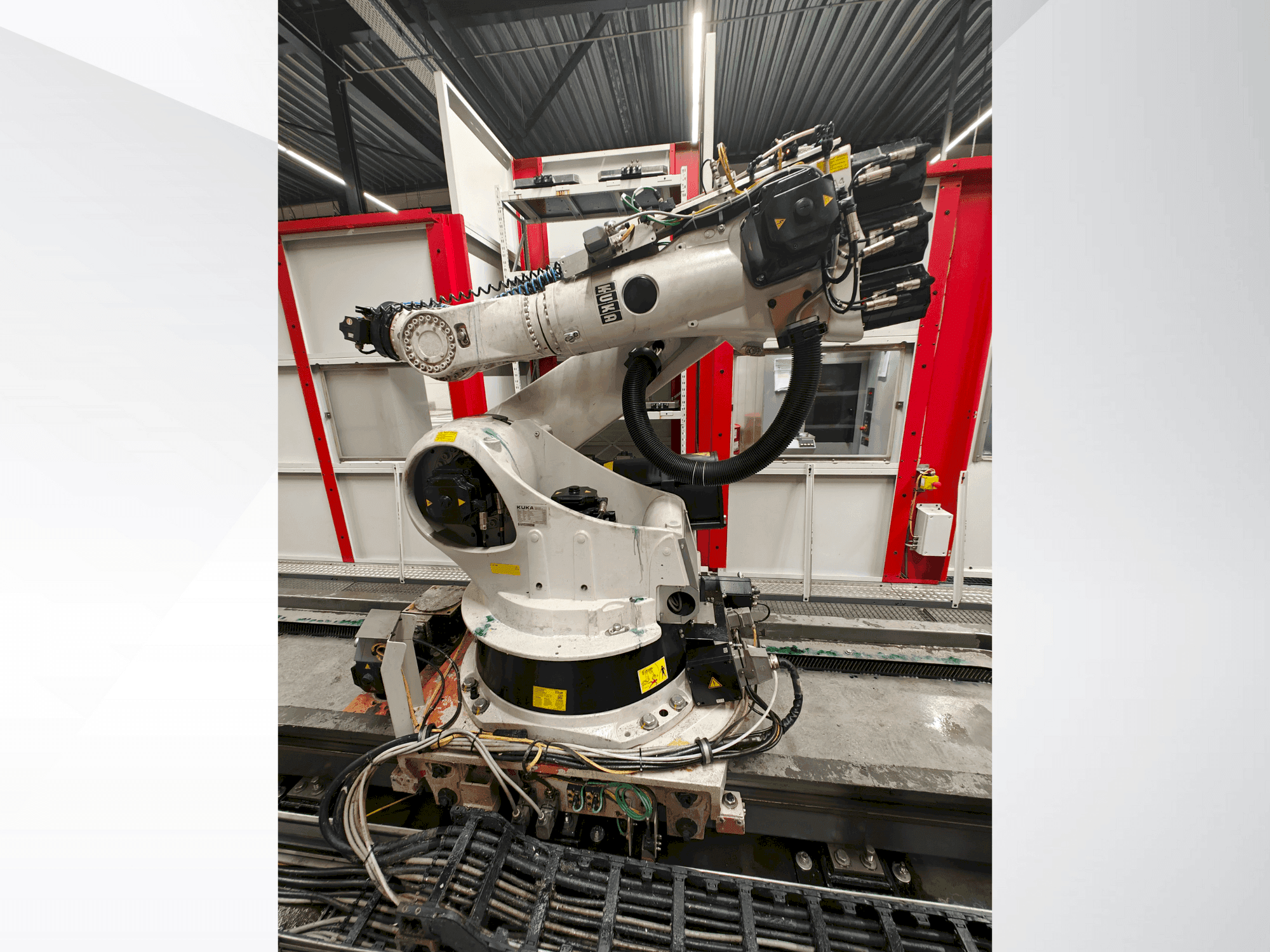 Front view of KUKA KR 270-2  machine