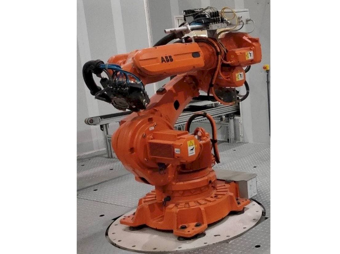 Front view of ABB IRB 6620-150/2.2  machine