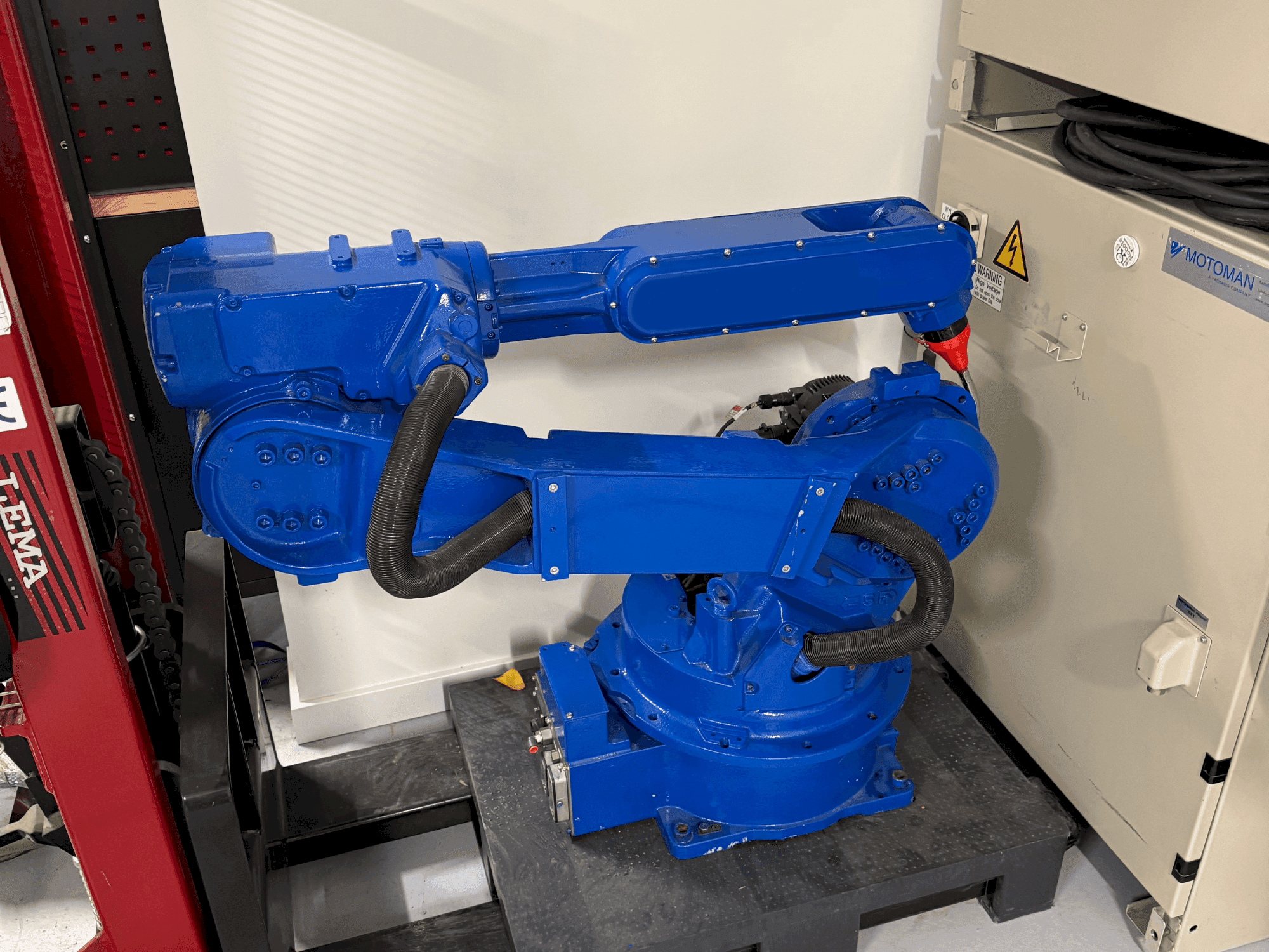 Front view of Yaskawa Motoman YR HP 20D  machine