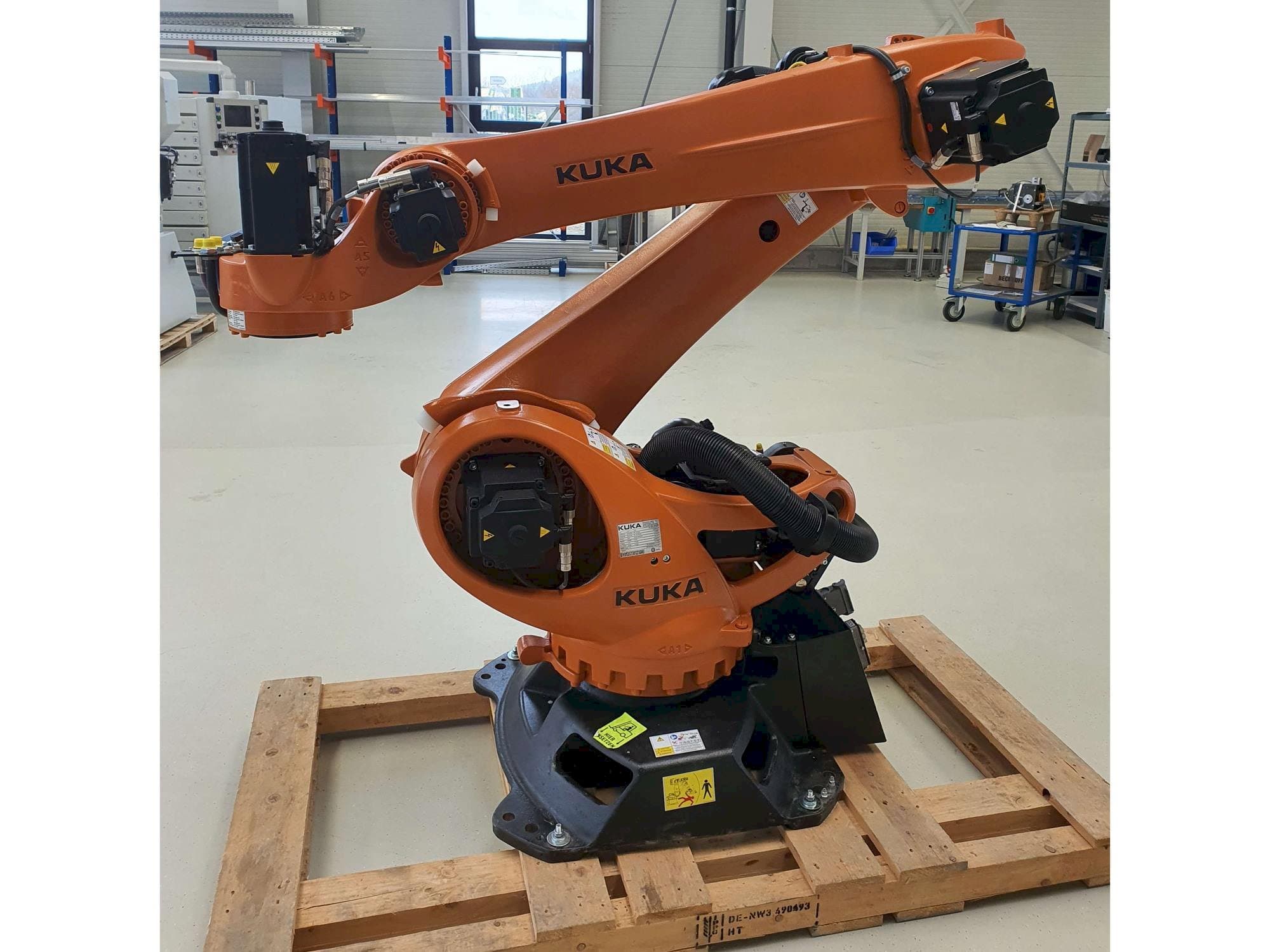 Front view of KUKA KR180 R3200PA  machine