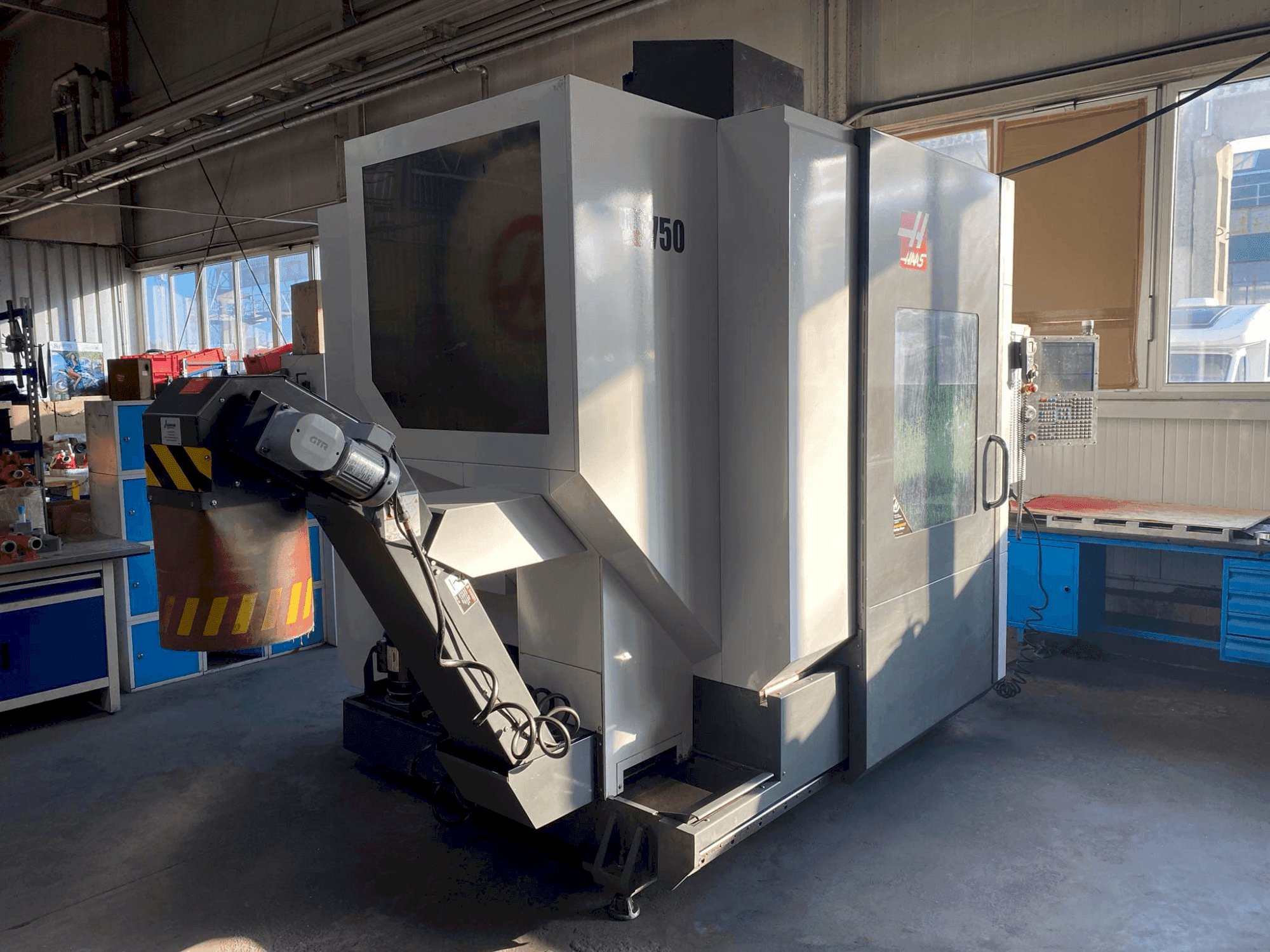 Front view of HAAS UMC-750  machine