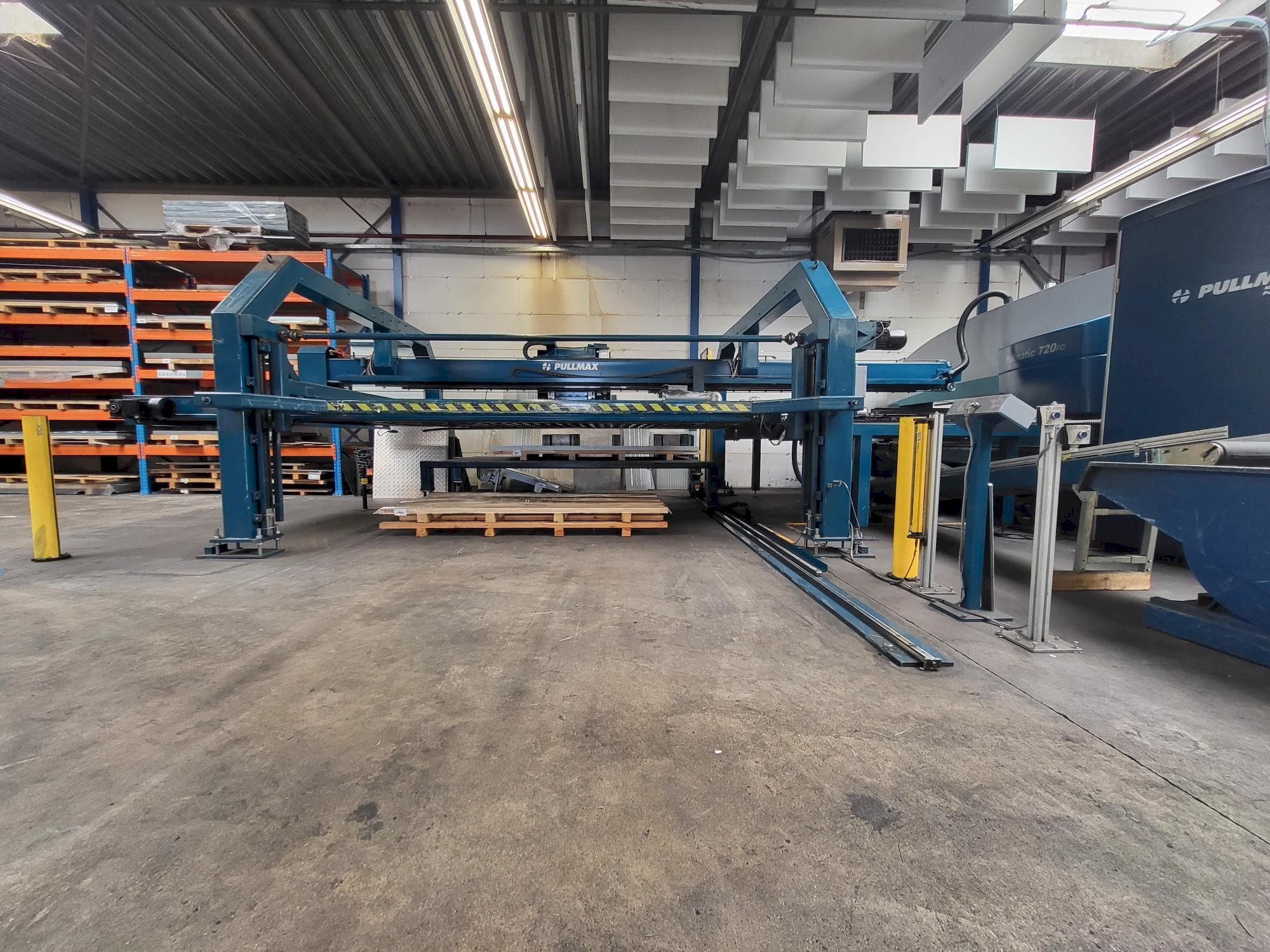 Front view of Pullmax 720  machine