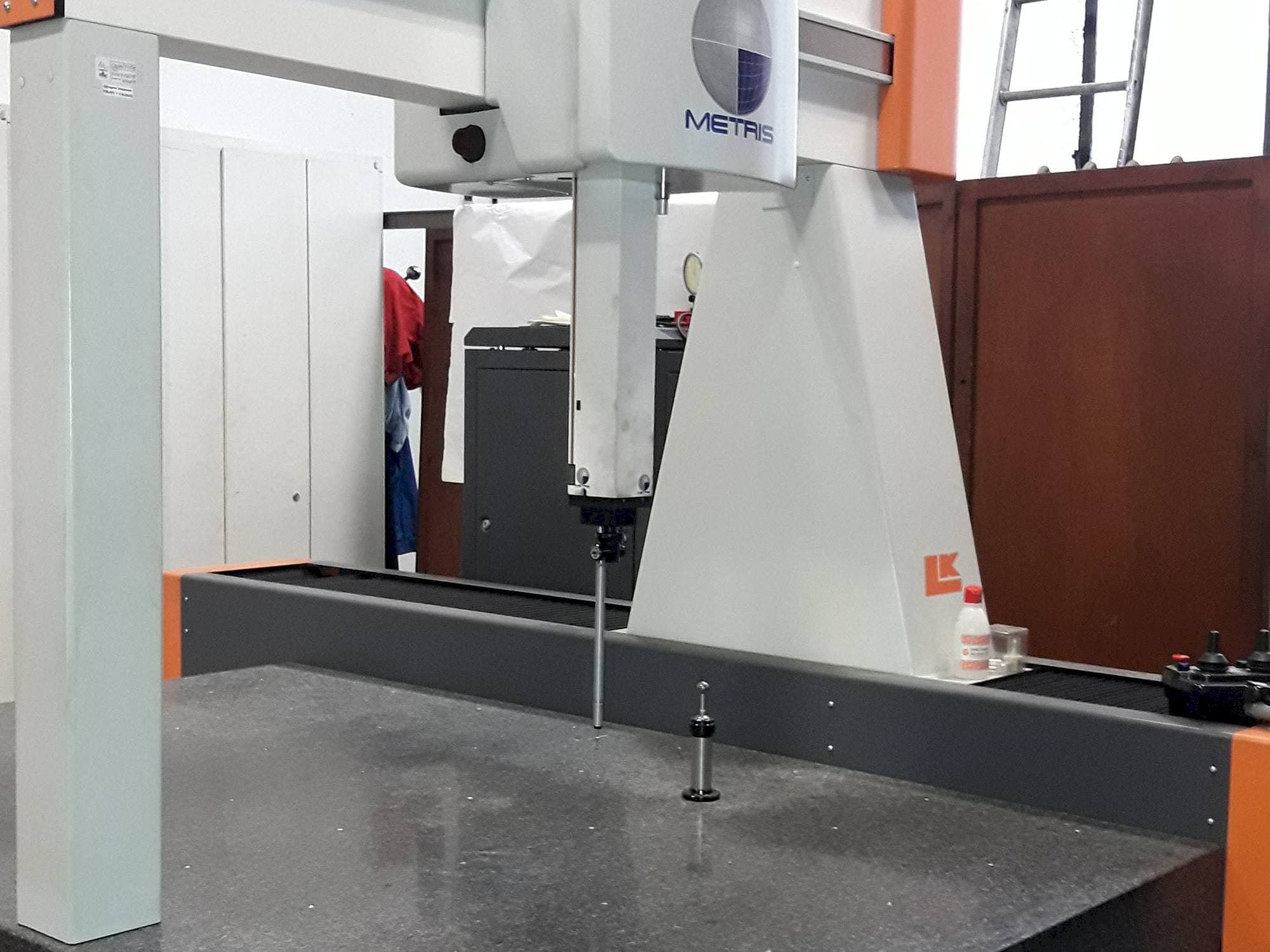 Front view of Metris MMC LKV Evolution machine