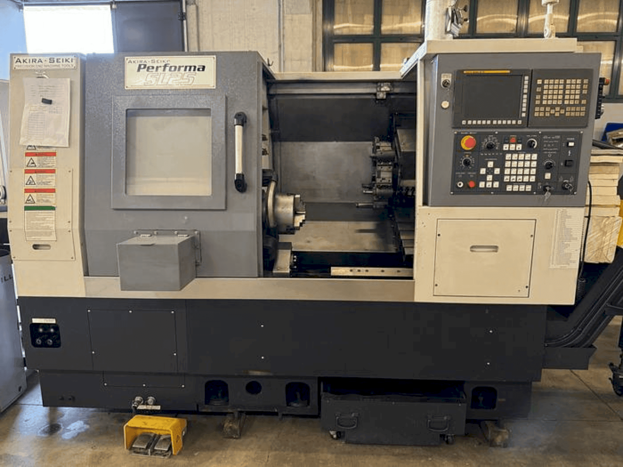 Front view of Akira Seiki Performa SL25  machine