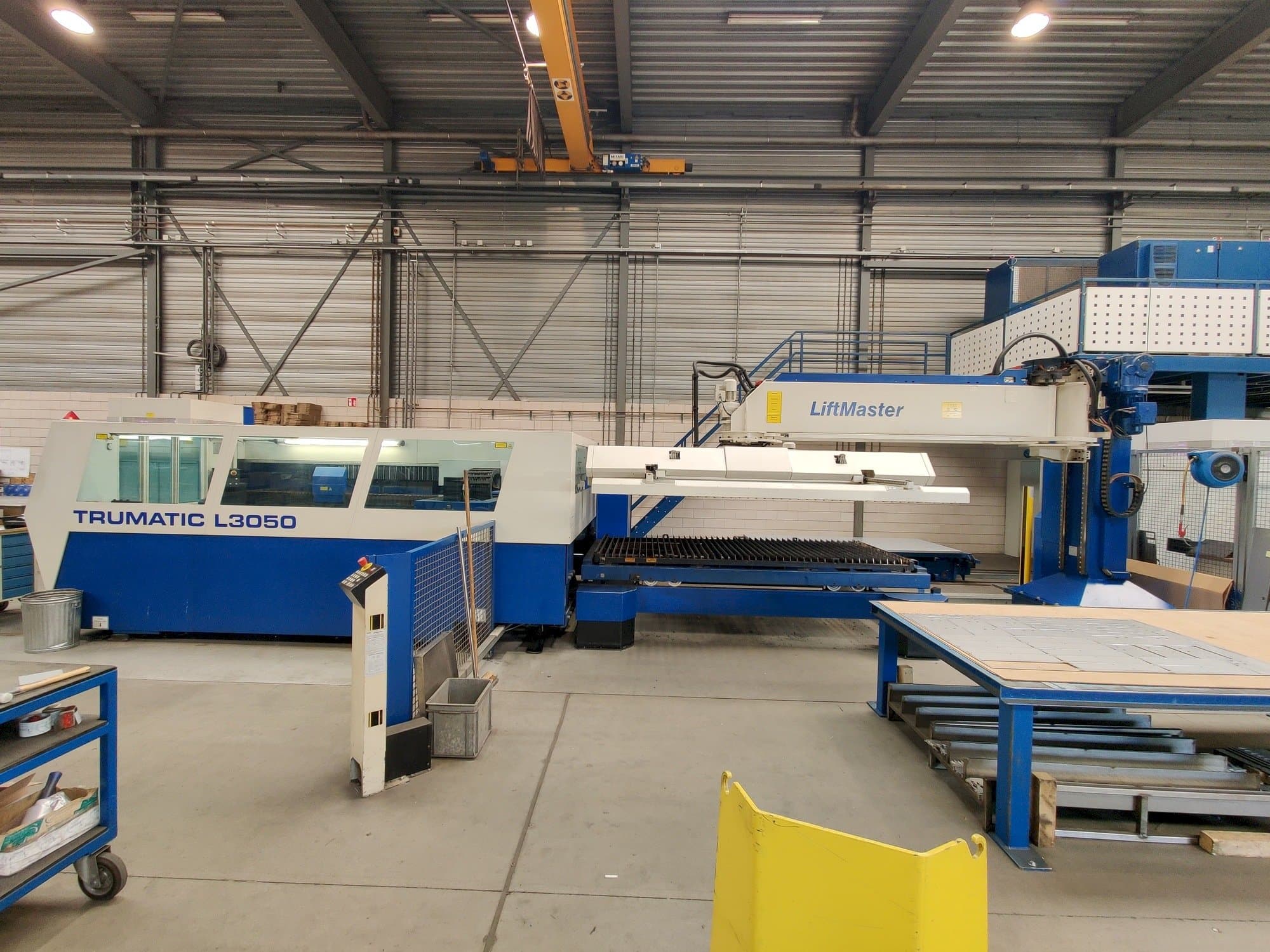 Front view of Trumpf Trumatic L3050 + Liftmaster  machine
