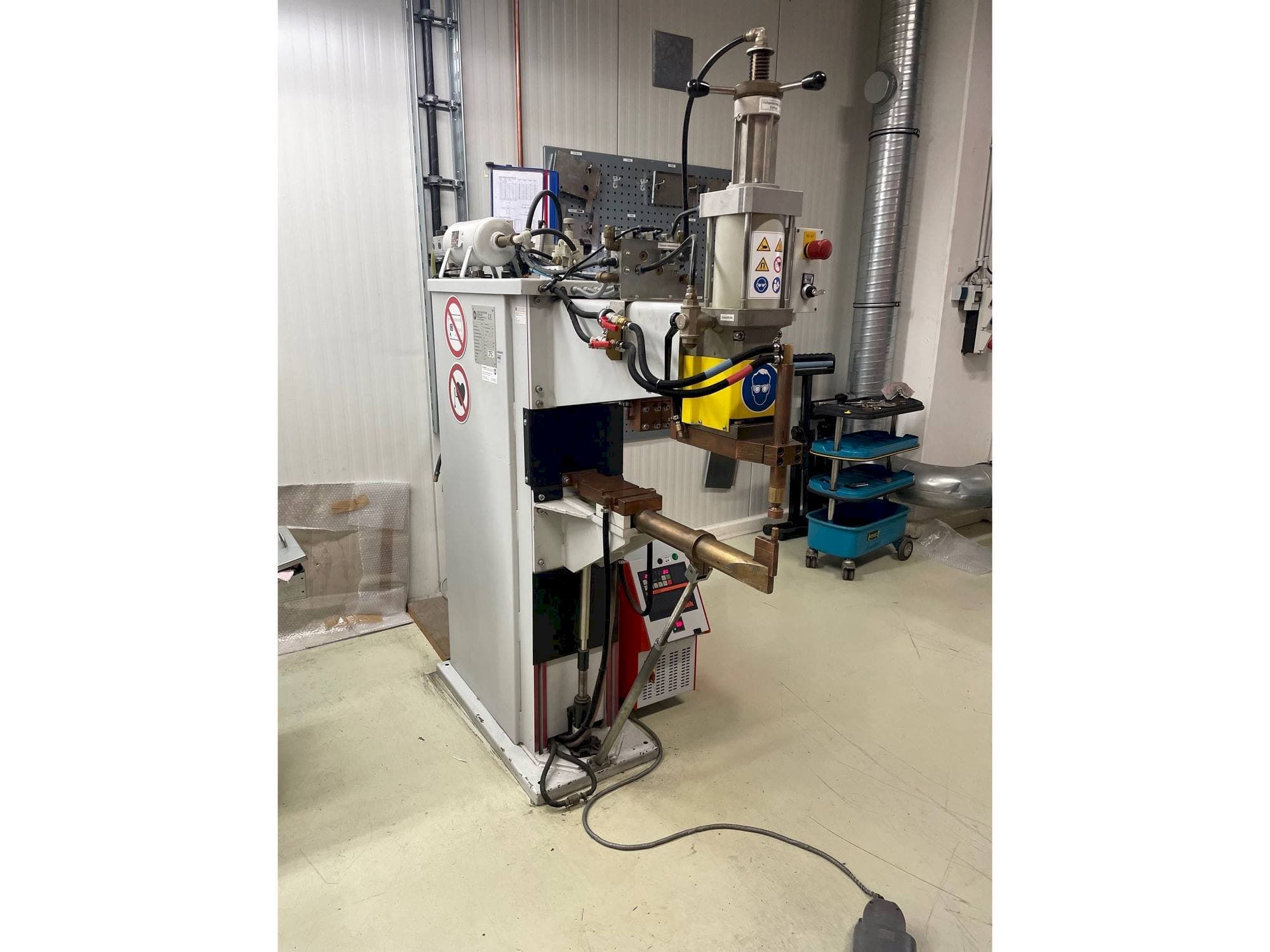 Front view of ESD 8212 S  machine