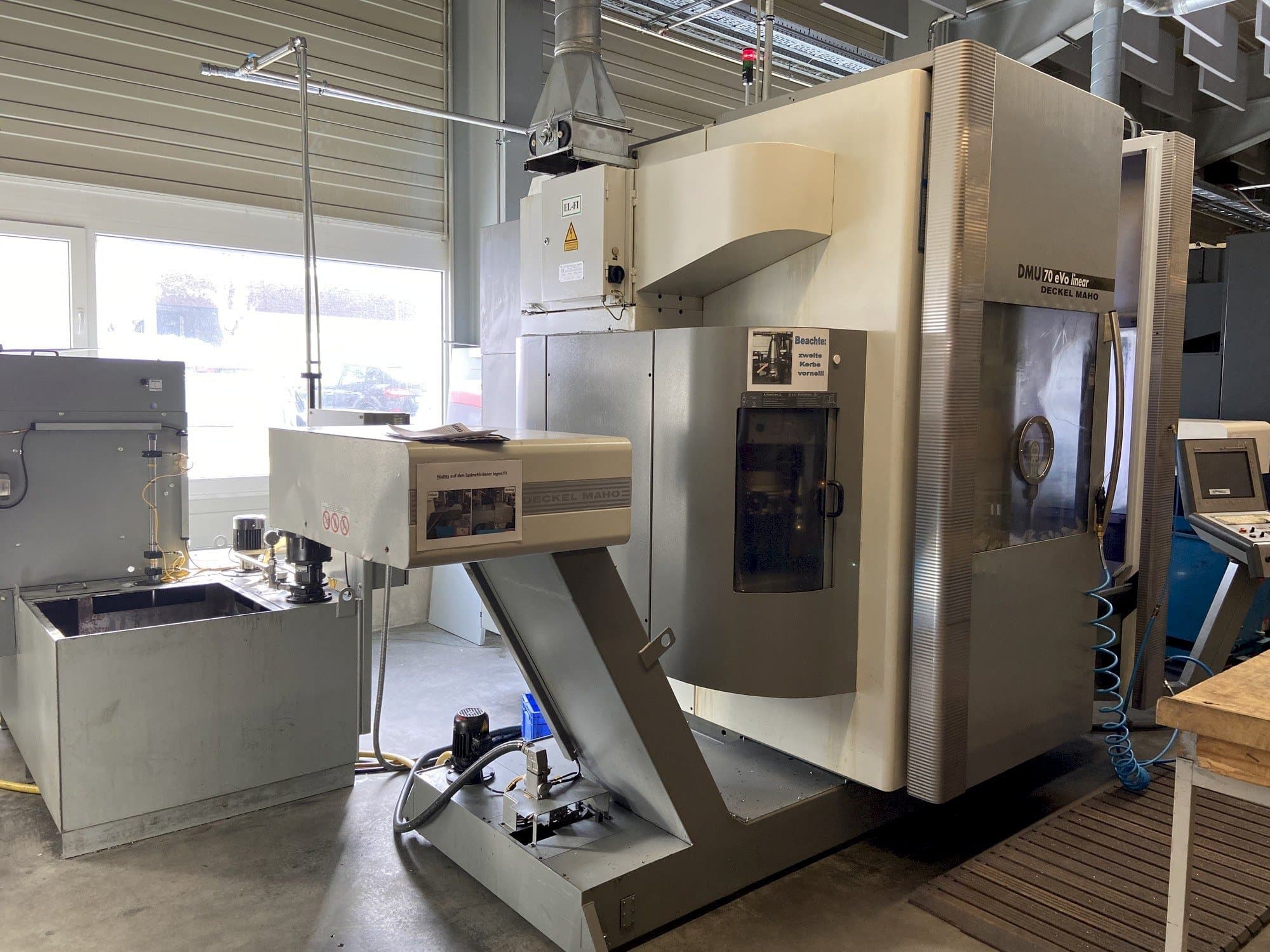 Front view of DECKEL MAHO DMU 70 eVo linear  machine