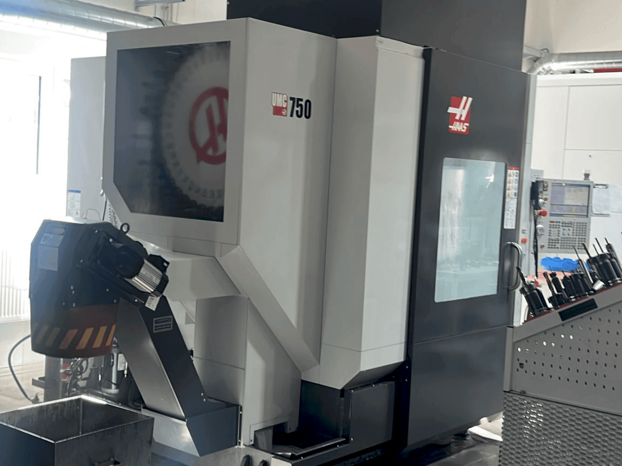 Front view of HAAS UMC-750  machine