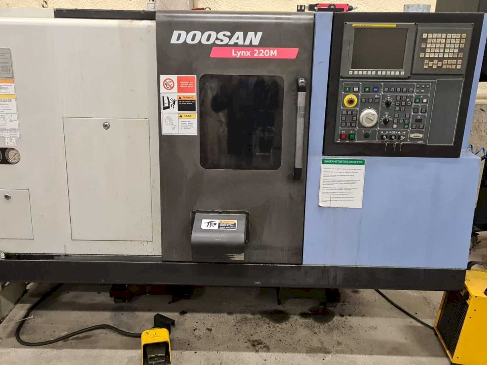 Front view of Doosan Lynx 220MA + bar feeder LNS Express  machine