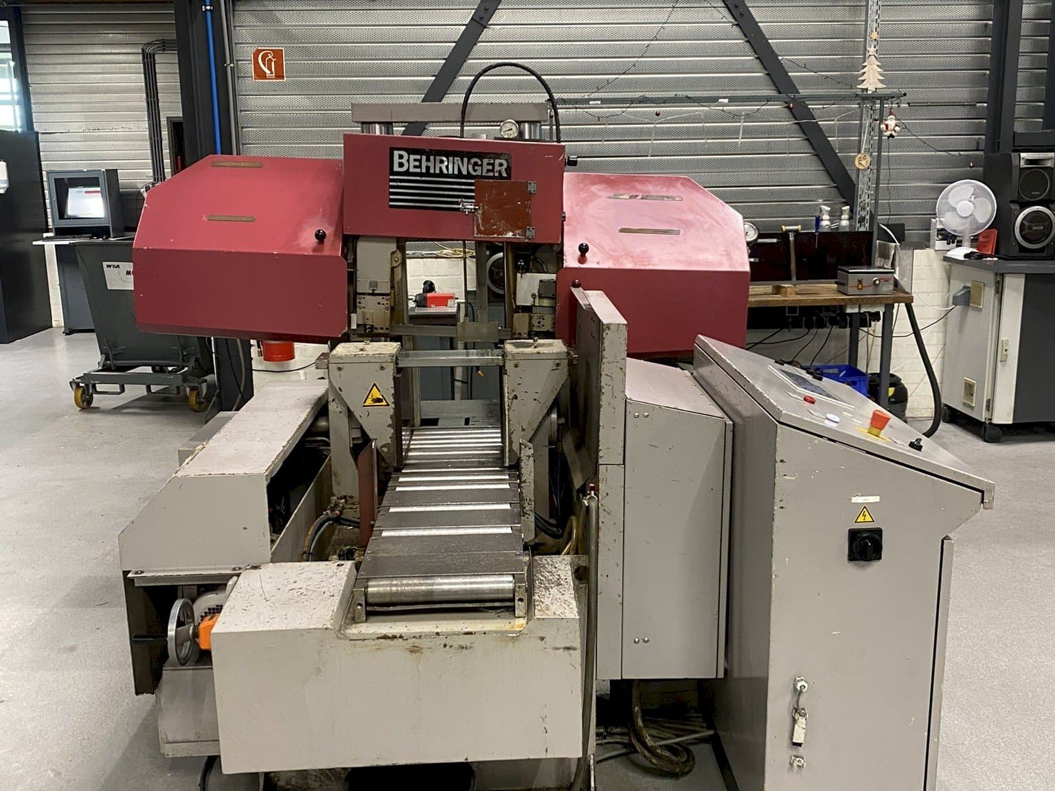 Front view of Behringer HPB 303A  machine