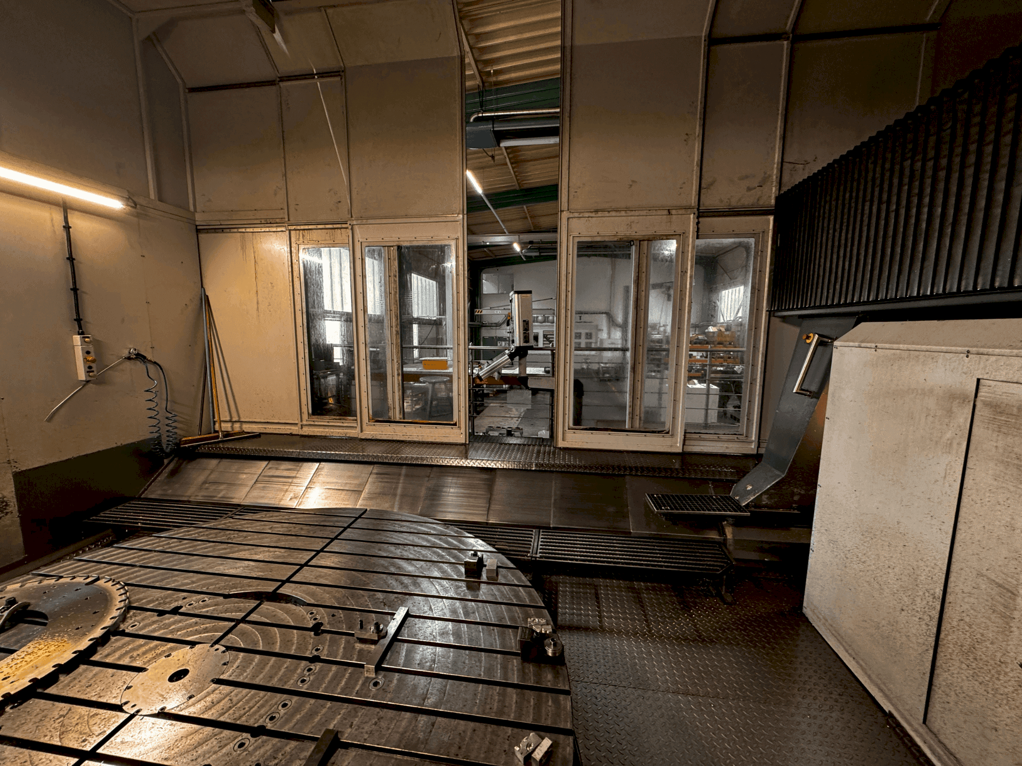 Front view of AXA VPC 2800-U  machine