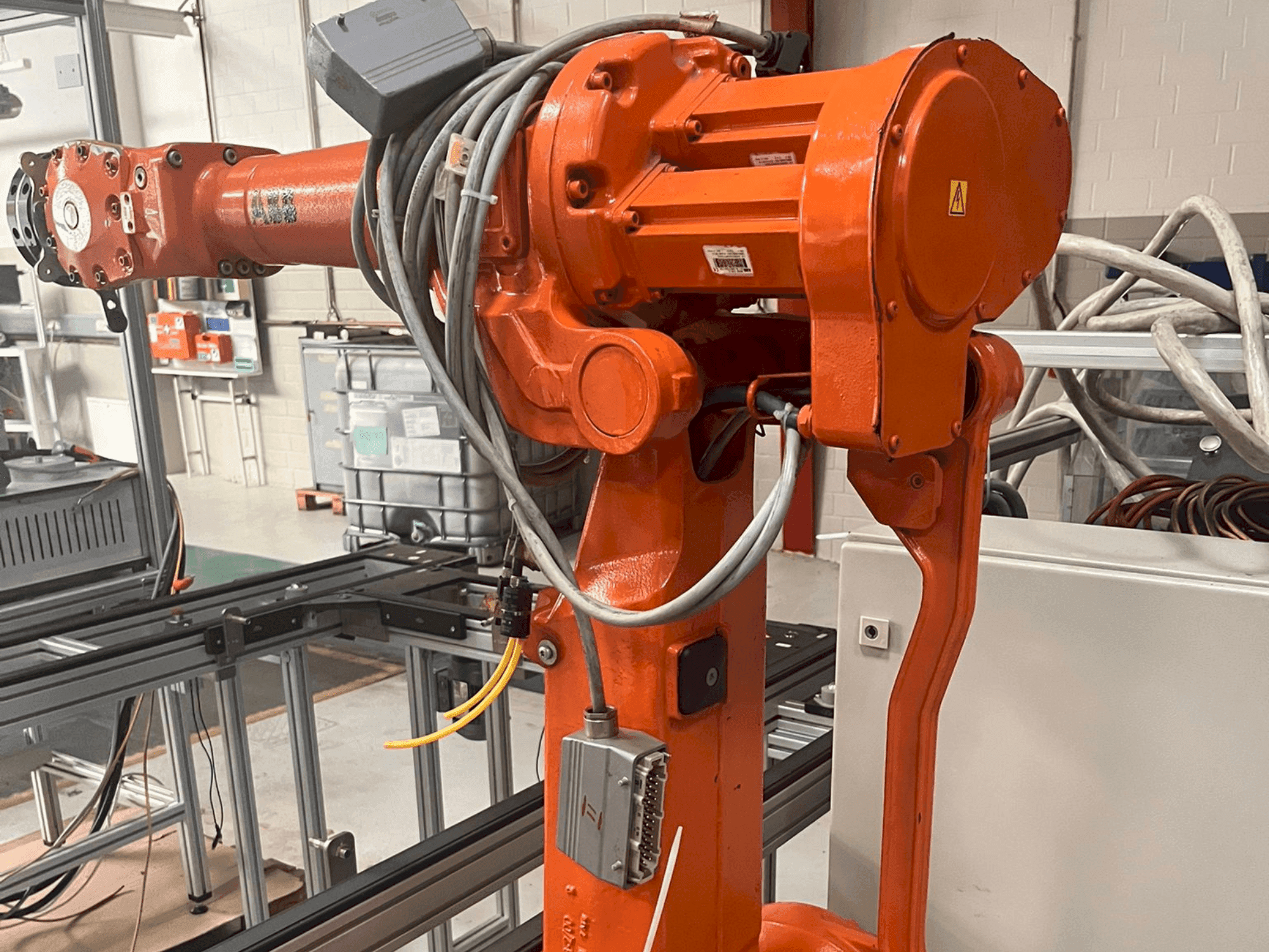 Front view of ABB IRB 2400 M2004  machine