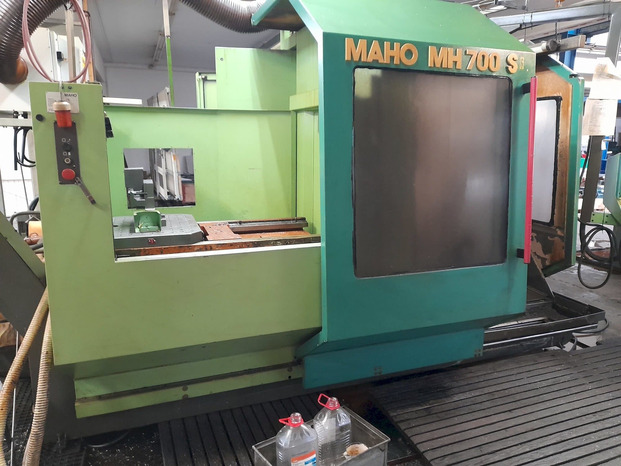 Left side view of MAHO MH 700 S  machine