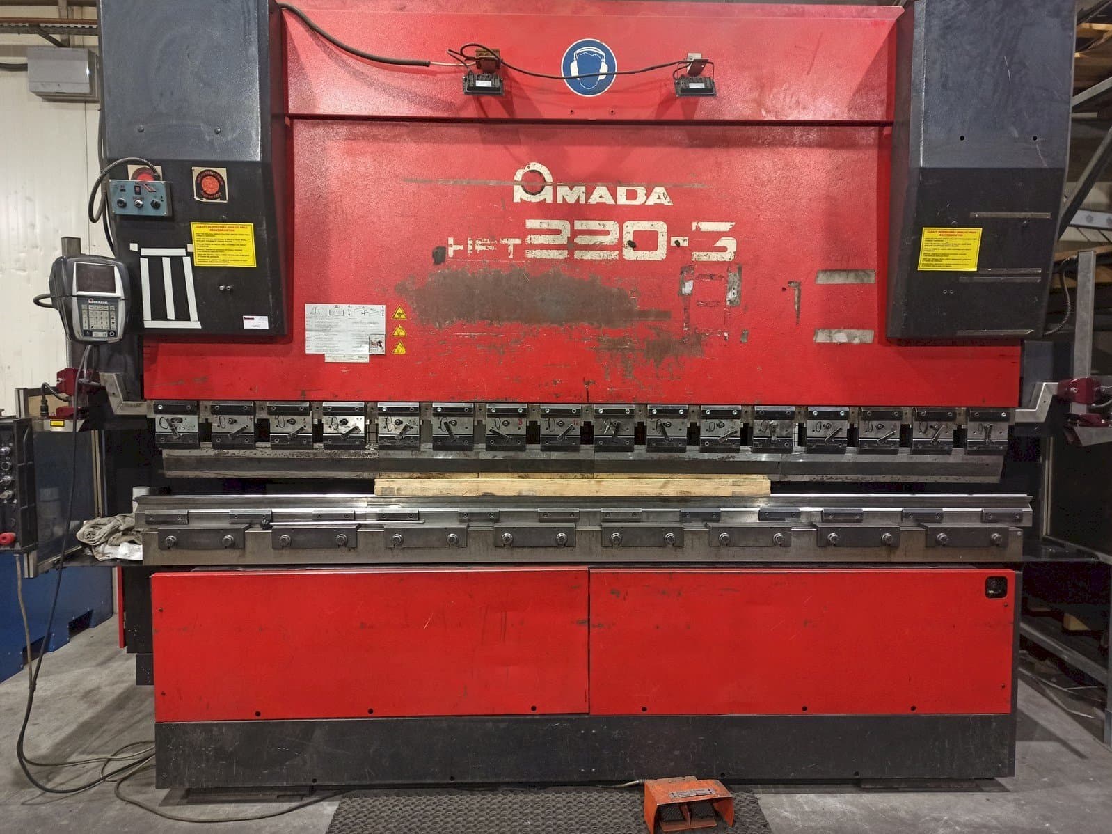Front view of AMADA HFT 220-3  machine