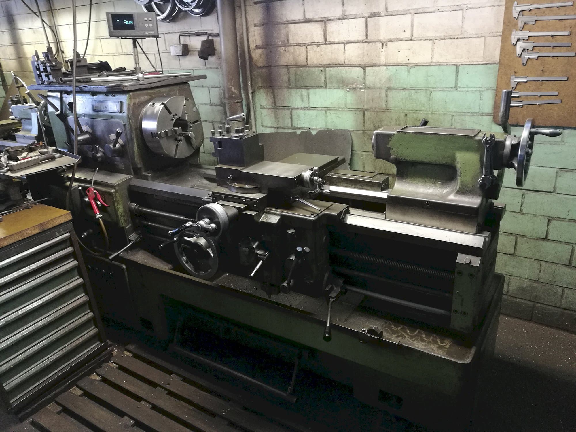 Right view of MORI SEIKI MR 1000 Machine