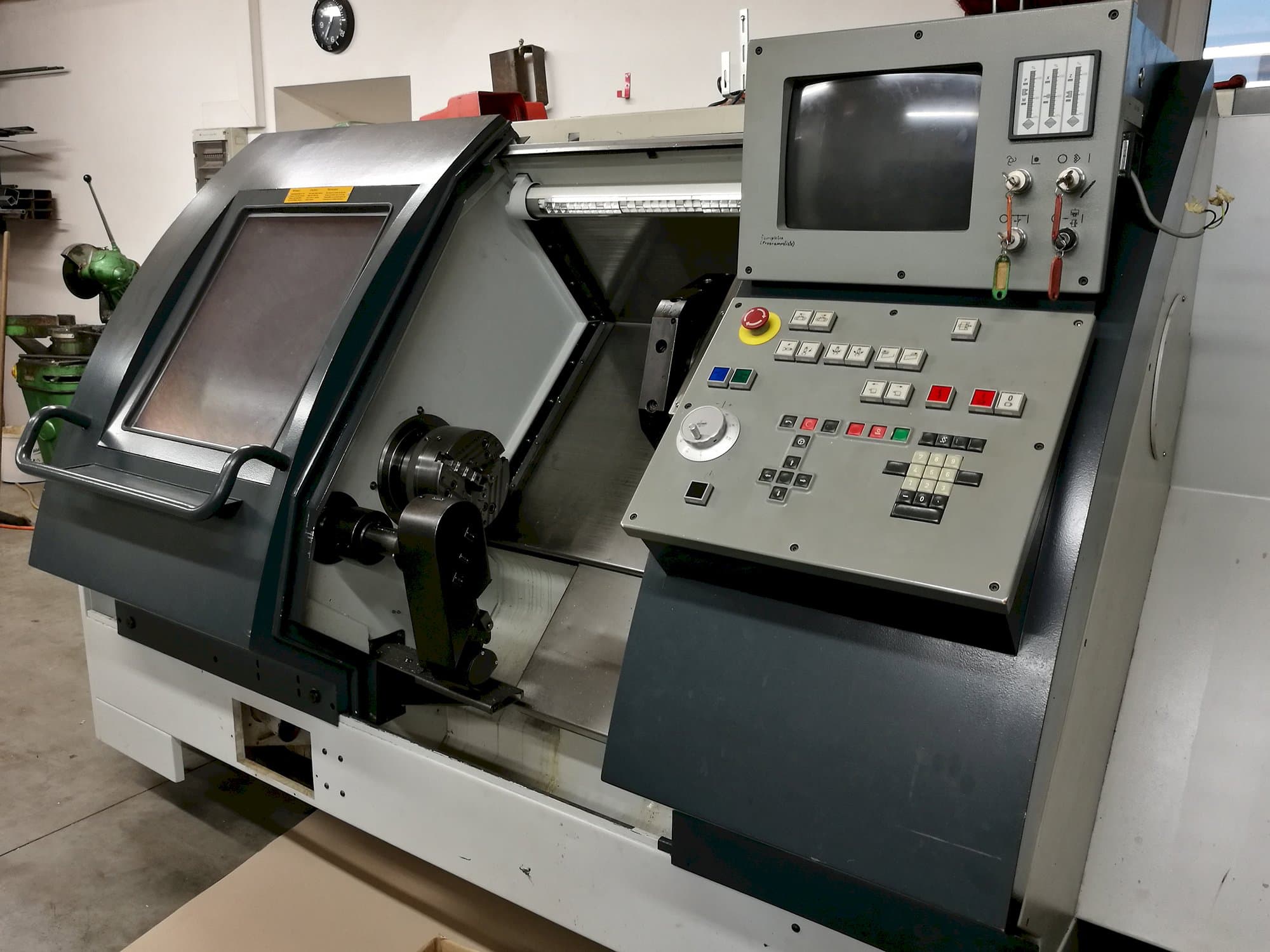Right view of Gildemeister CTX 400 Machine