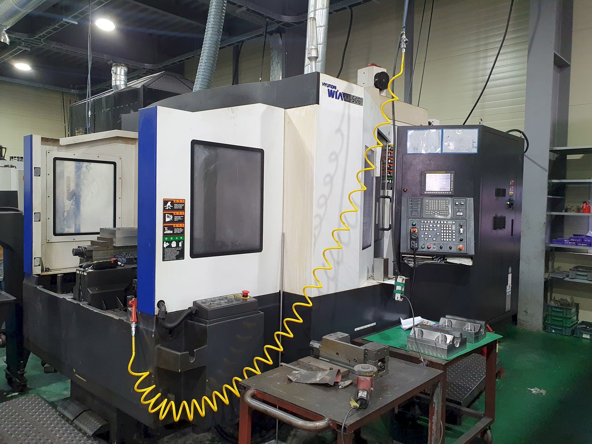 Front view of Hyundai Wia KH50G  machine