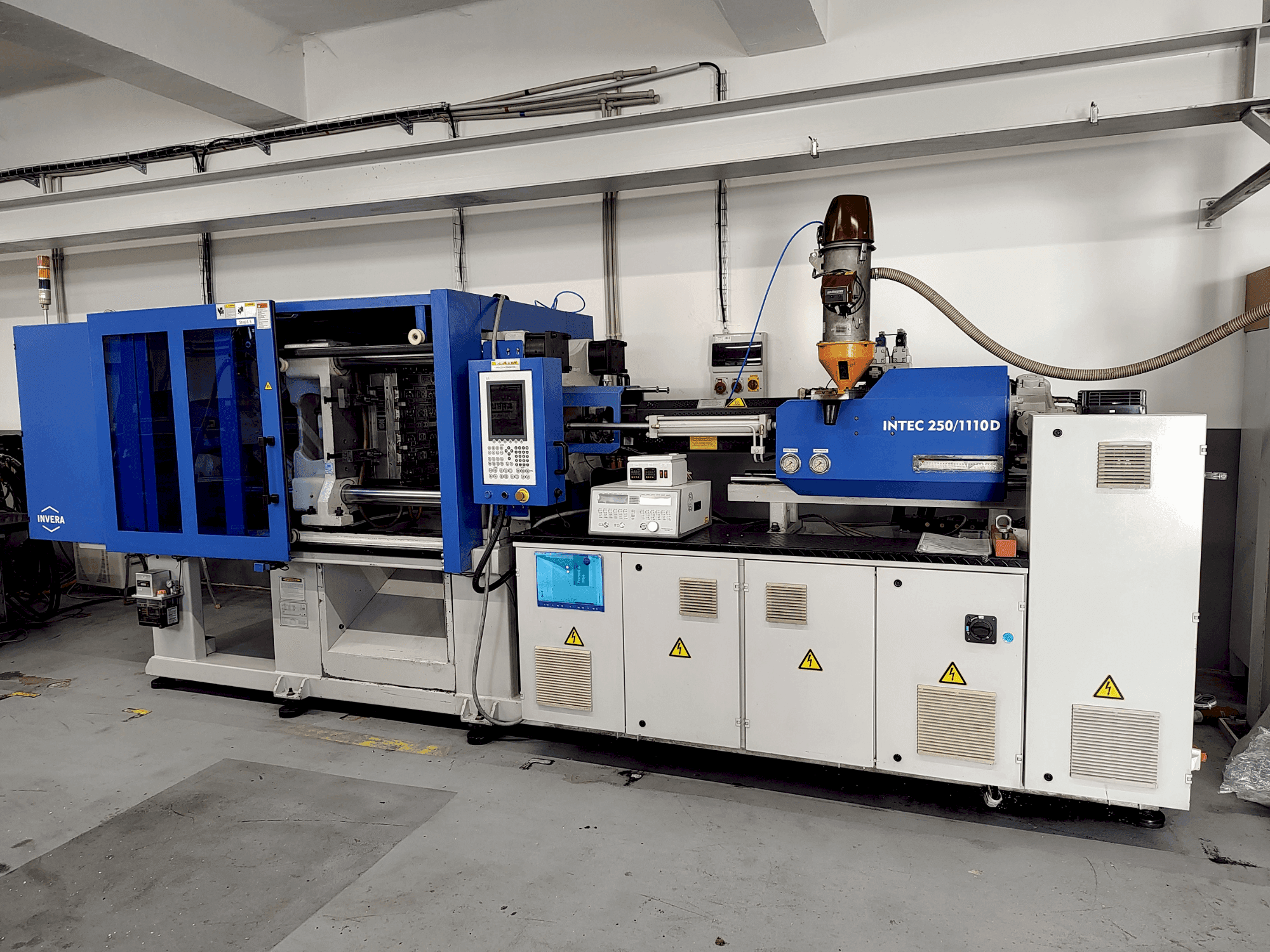 Front view of INVERA Intec 250/1110  machine