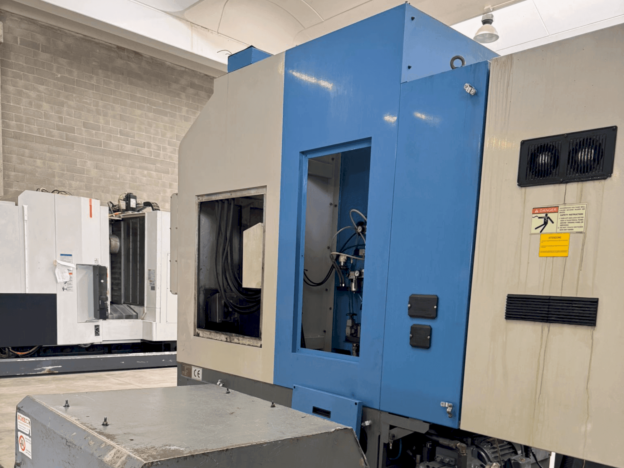 Front view of HYUNDAI KIA Hyundai HiT V5R  machine