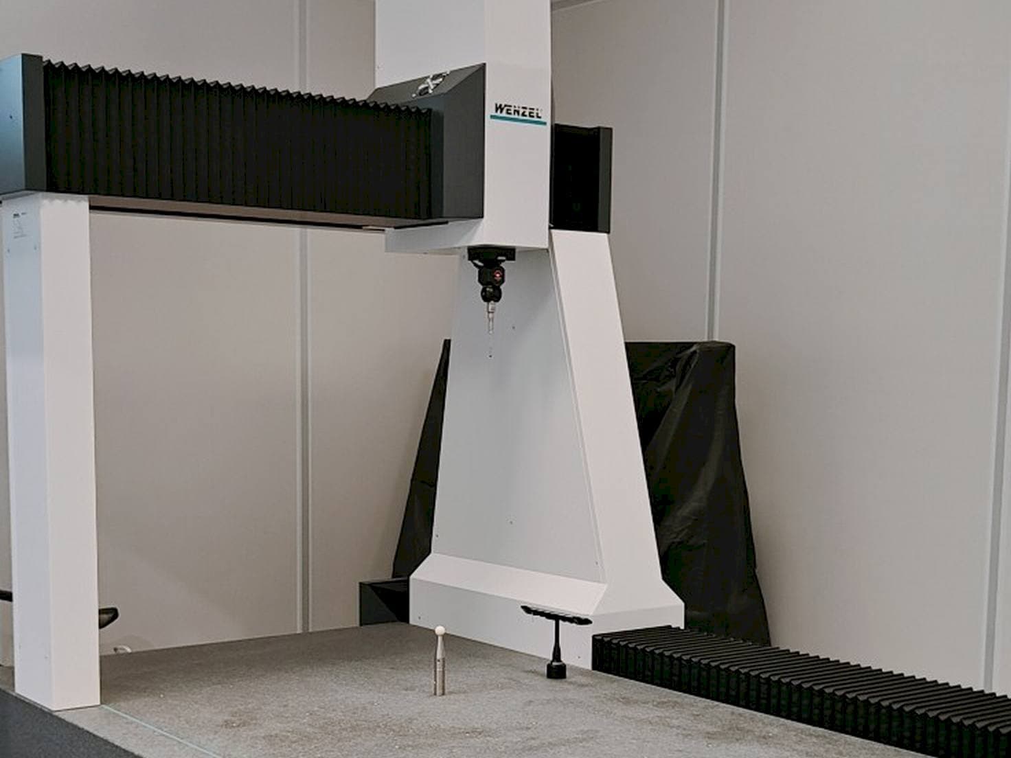 Front view of Wenzel LH 1010  machine