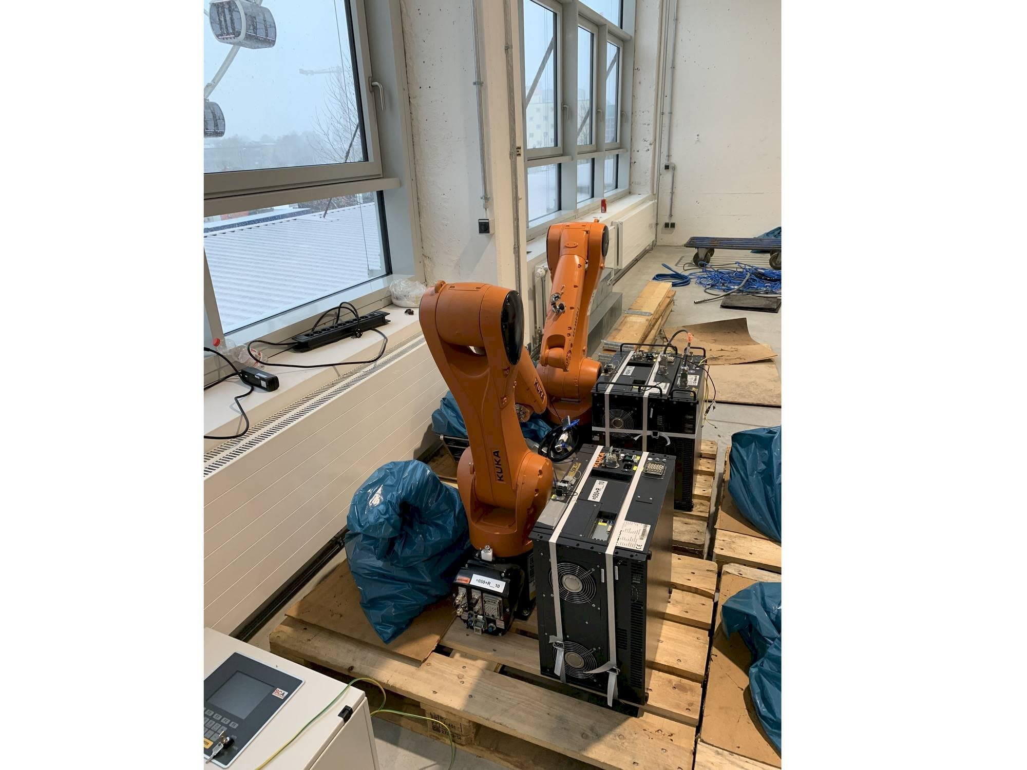 Front view of KUKA KR10 R1100  machine