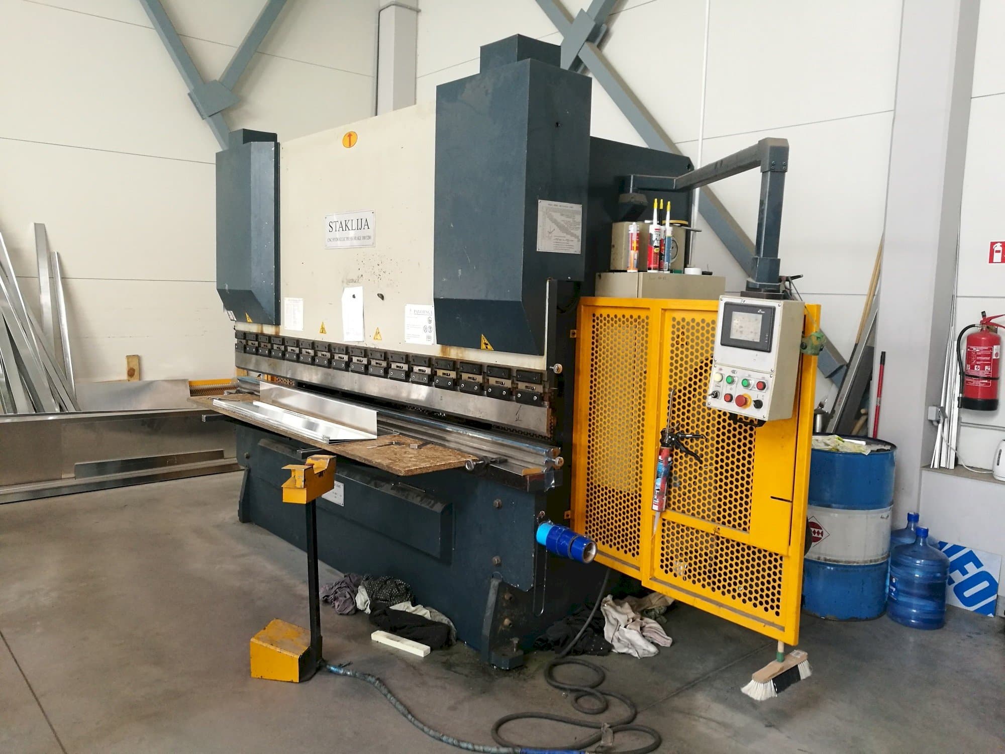 Front view of Staklija WC67K-100x3200  machine