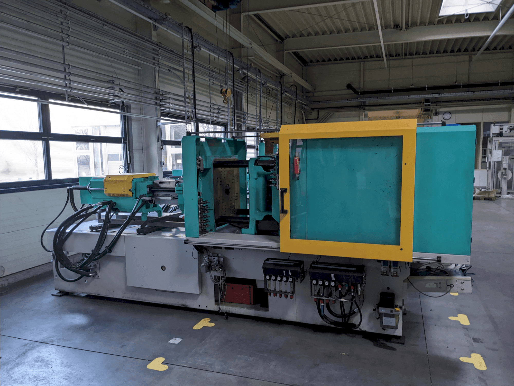 Front view of Arburg 520 H 1500 - 400  machine