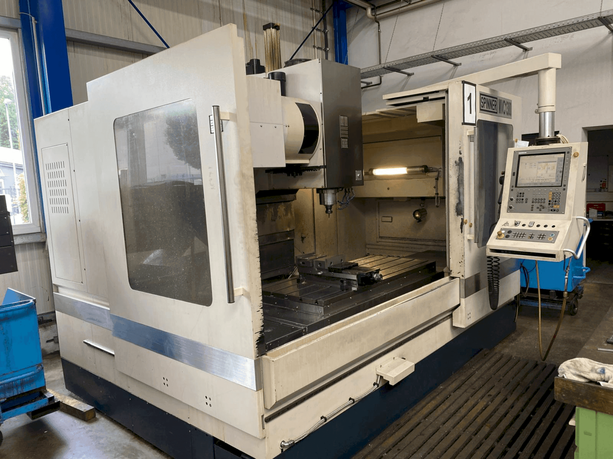 Front view of SPINNER MVC 1300  machine