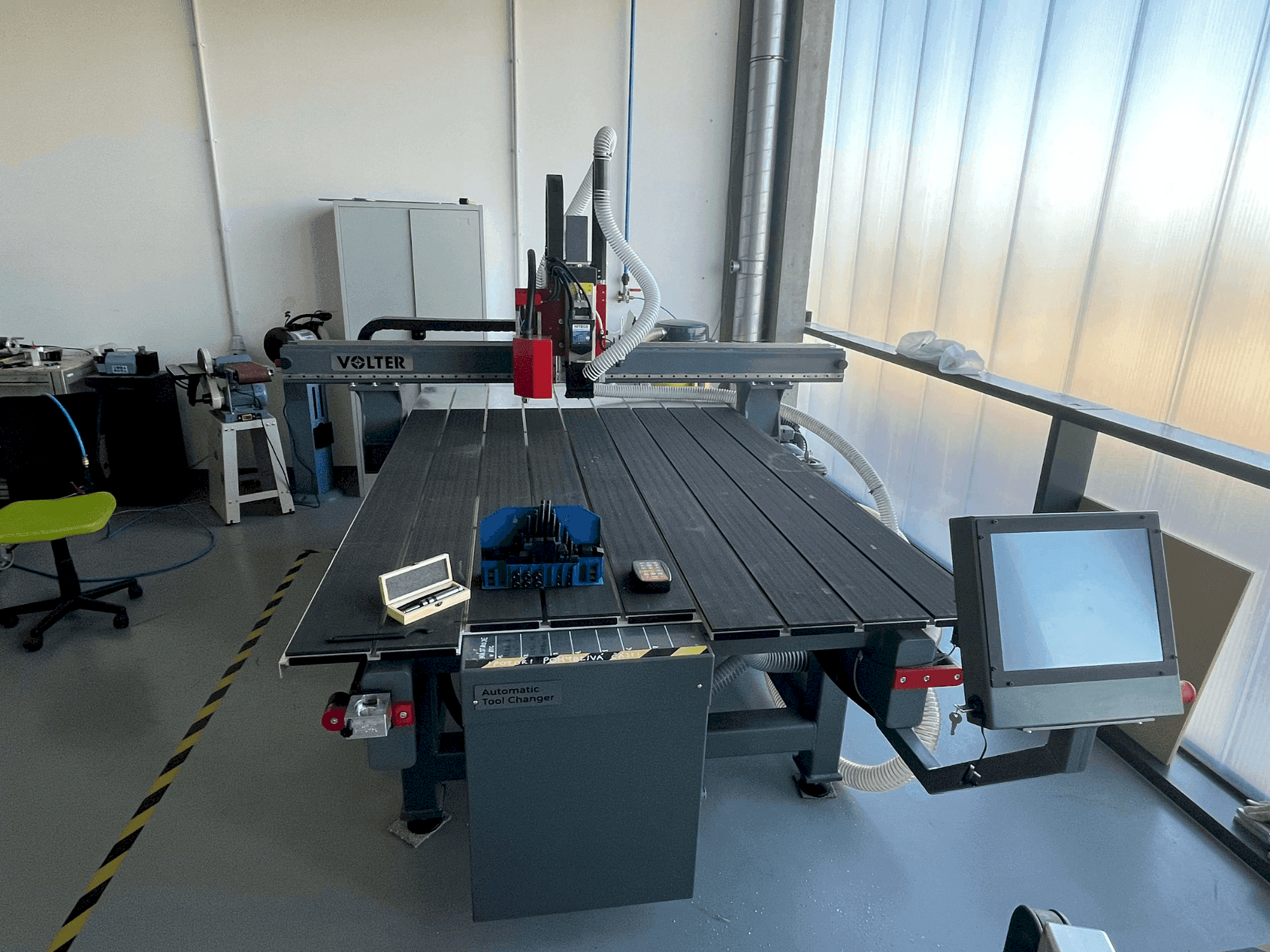 Front view of VOLTER L2016  machine