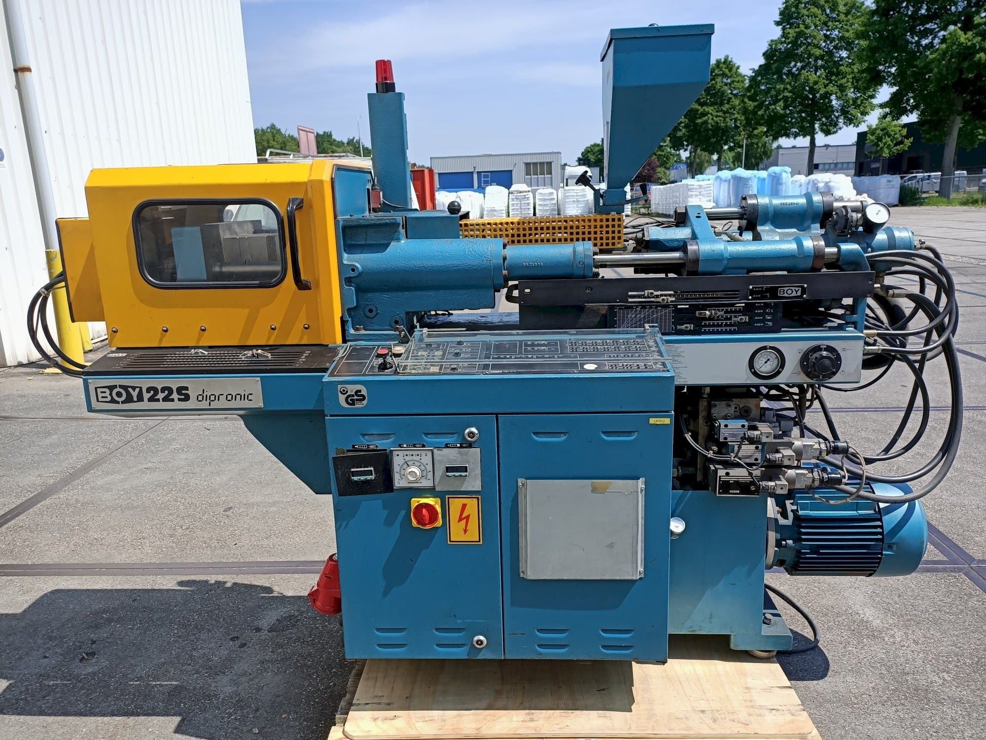 Front view of BOY 22S dipronic  machine