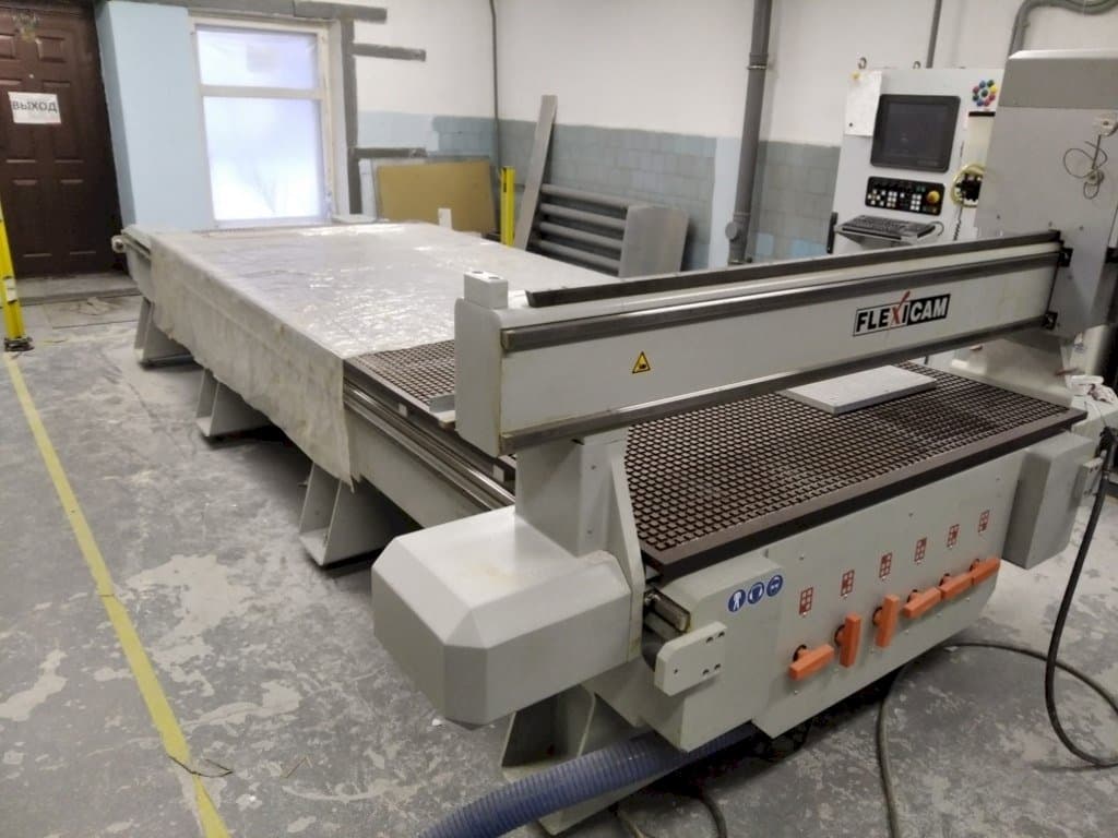 Front view of Becker FLEXICAM 1540  machine