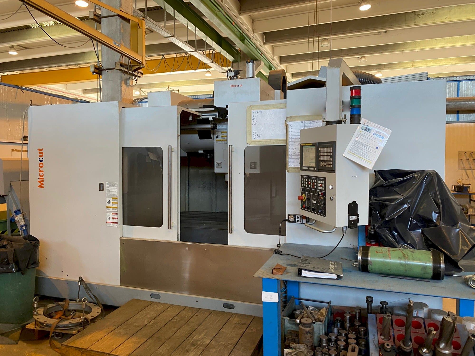 Front view of MICROCUT VMC-1600F  machine