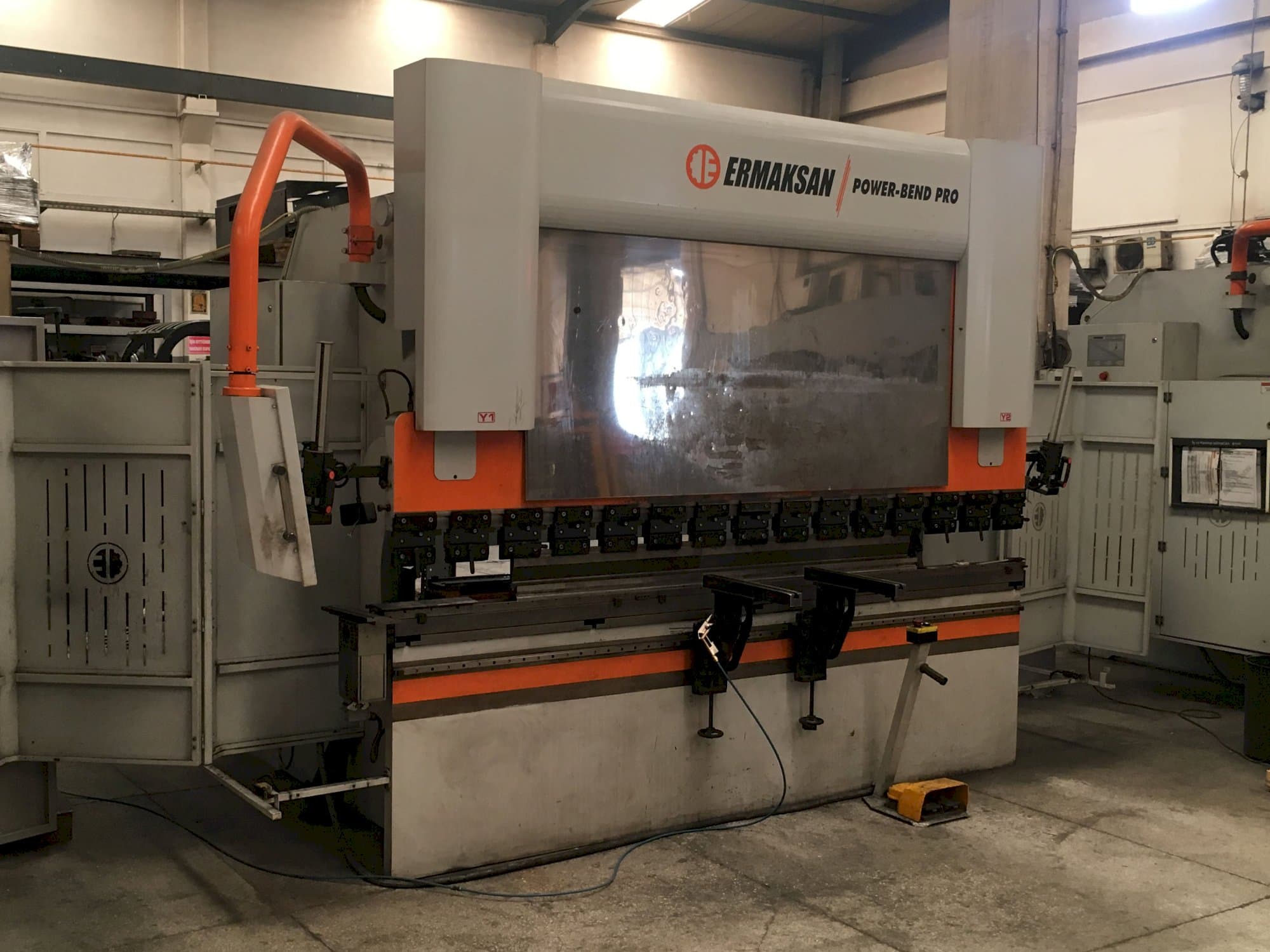 Left view of ERMAKSAN POWER-BEND PRO 3100x135 Machine
