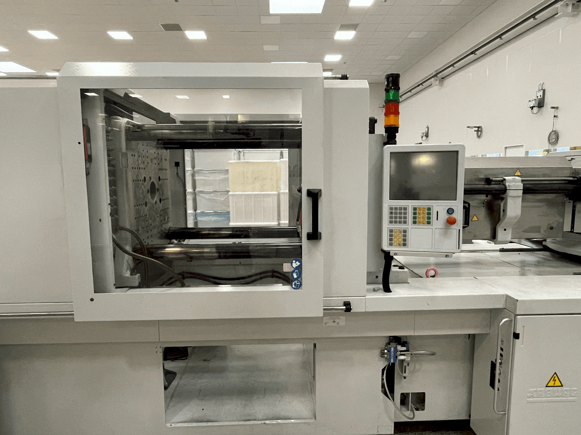 Front view of Arburg Allrounder 570 H 2000-1300  machine