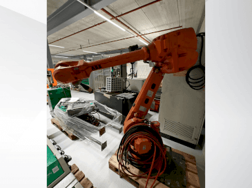 Front view of ABB IRB 4600 machine