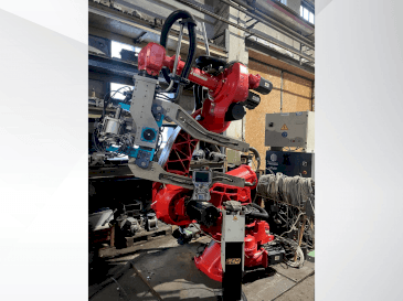 Front view of COMAU C4G  machine