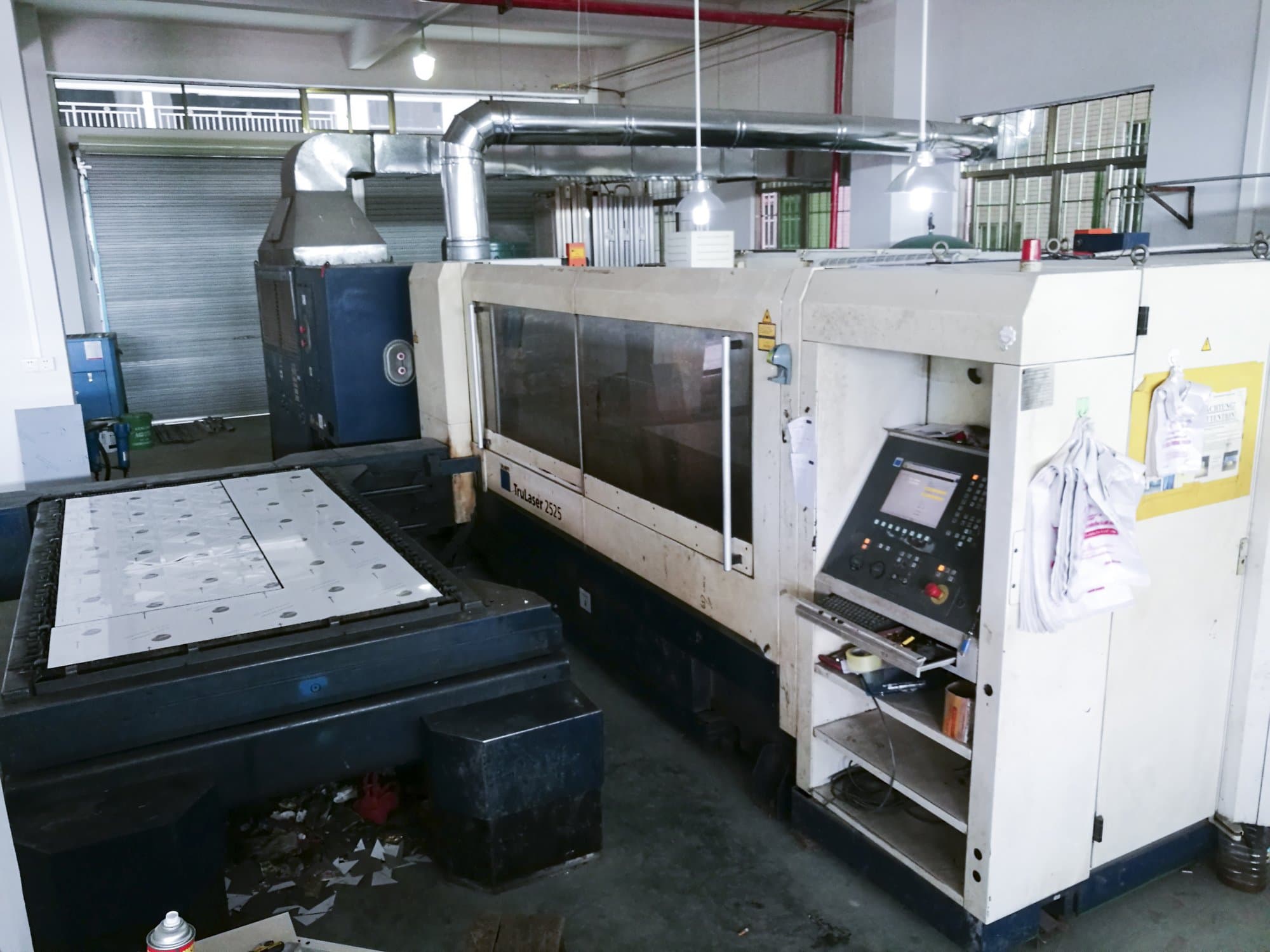 Right view of Trumpf TruLaser 2525 machine