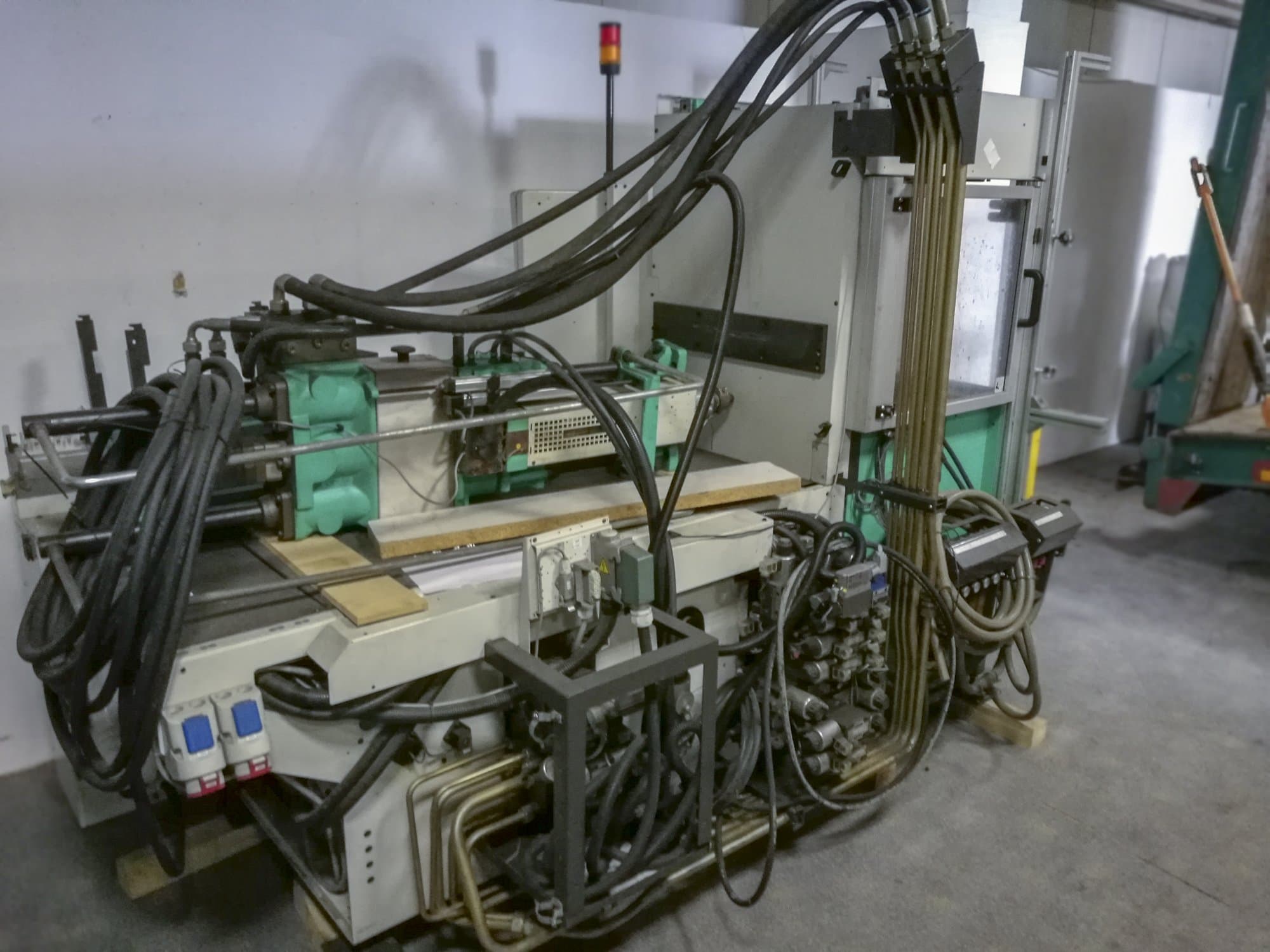 Front view of Arburg 420C 800-250 machine