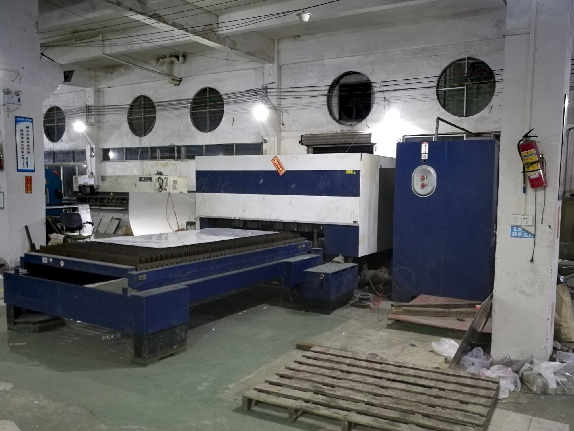 Working room of Trumpf TruLaser 3030 Machine