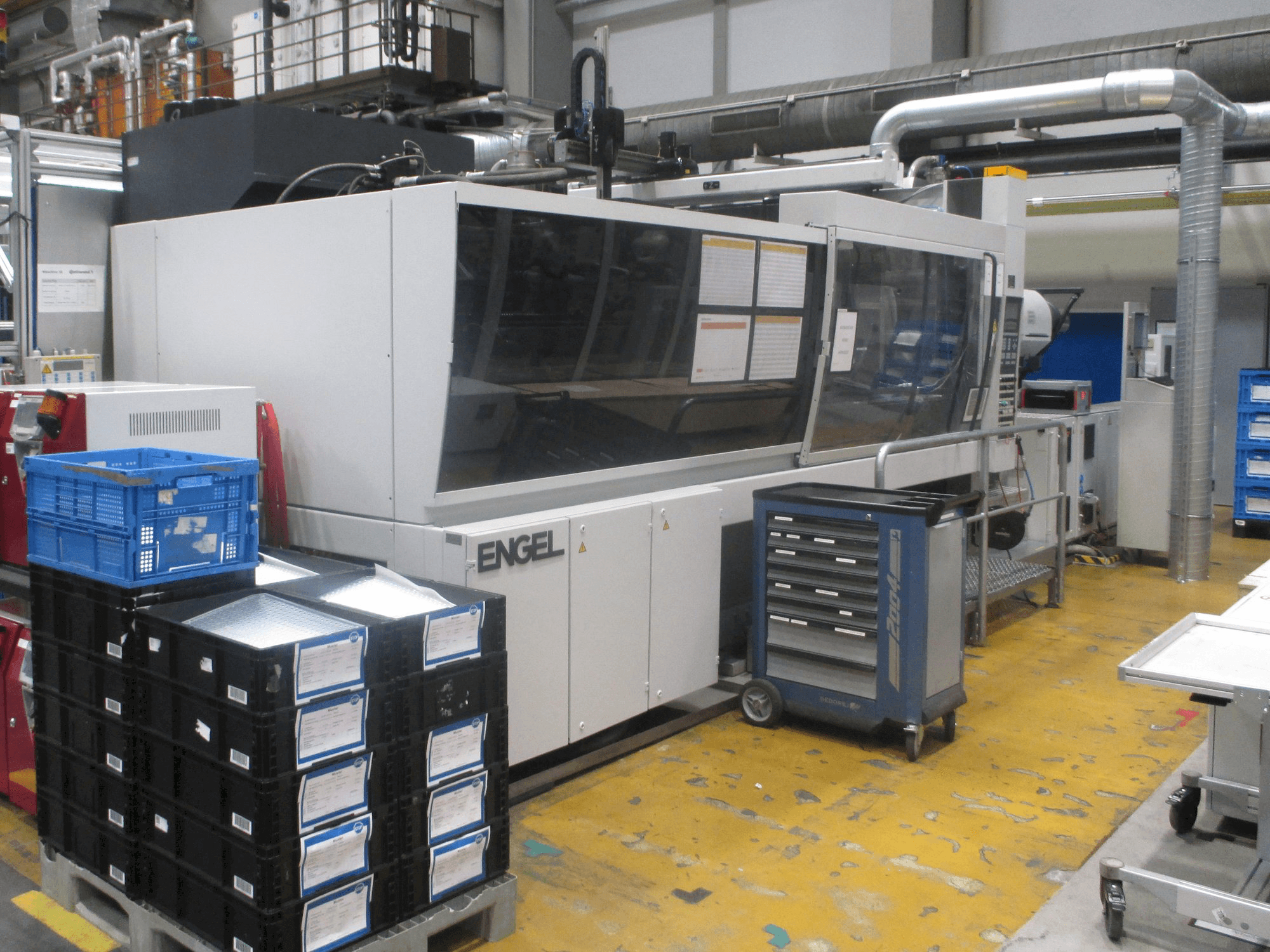 Front view of ENGEL ES 3550/600 HL machine