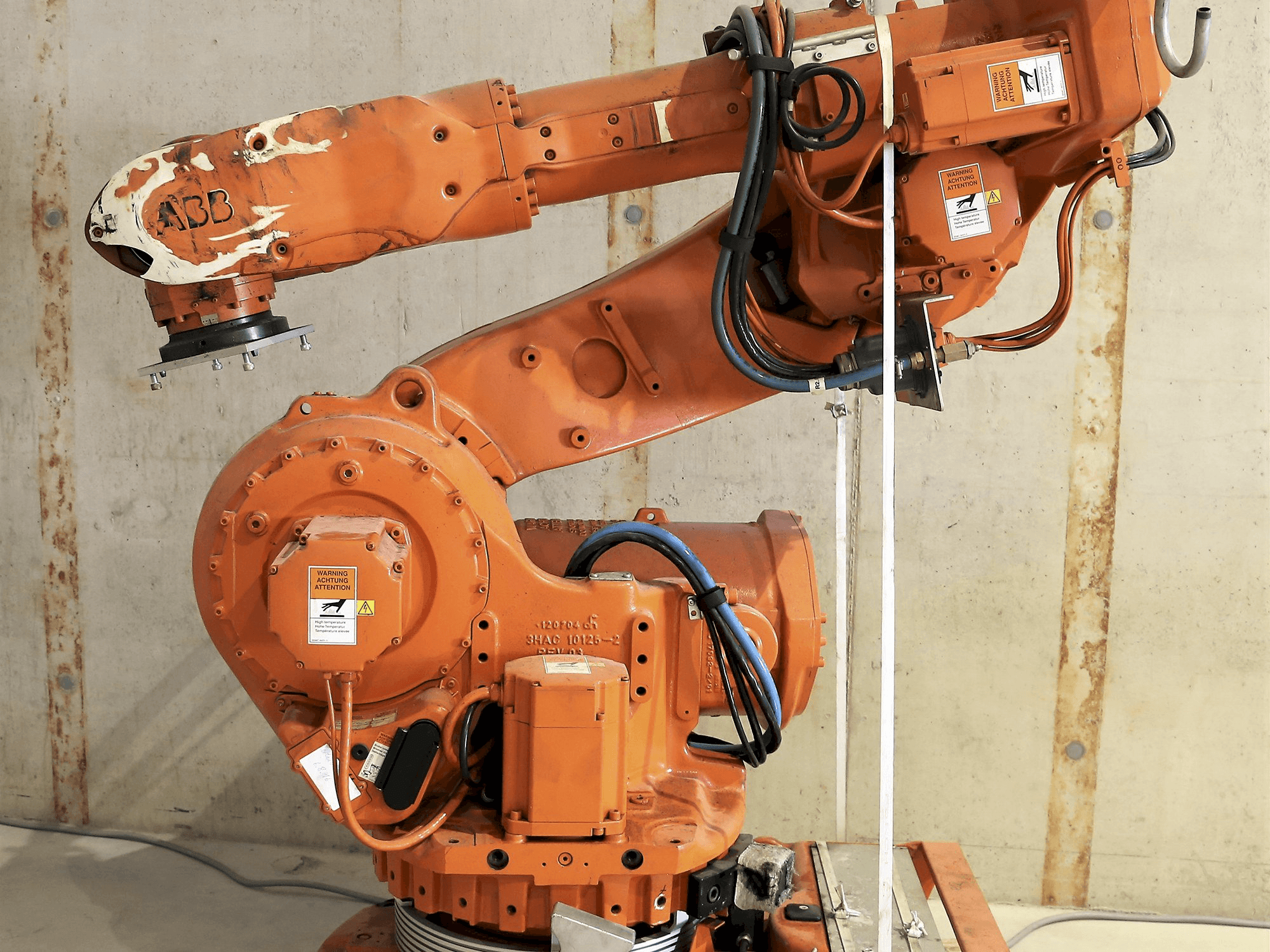 Front view of ABB 6600 Machine