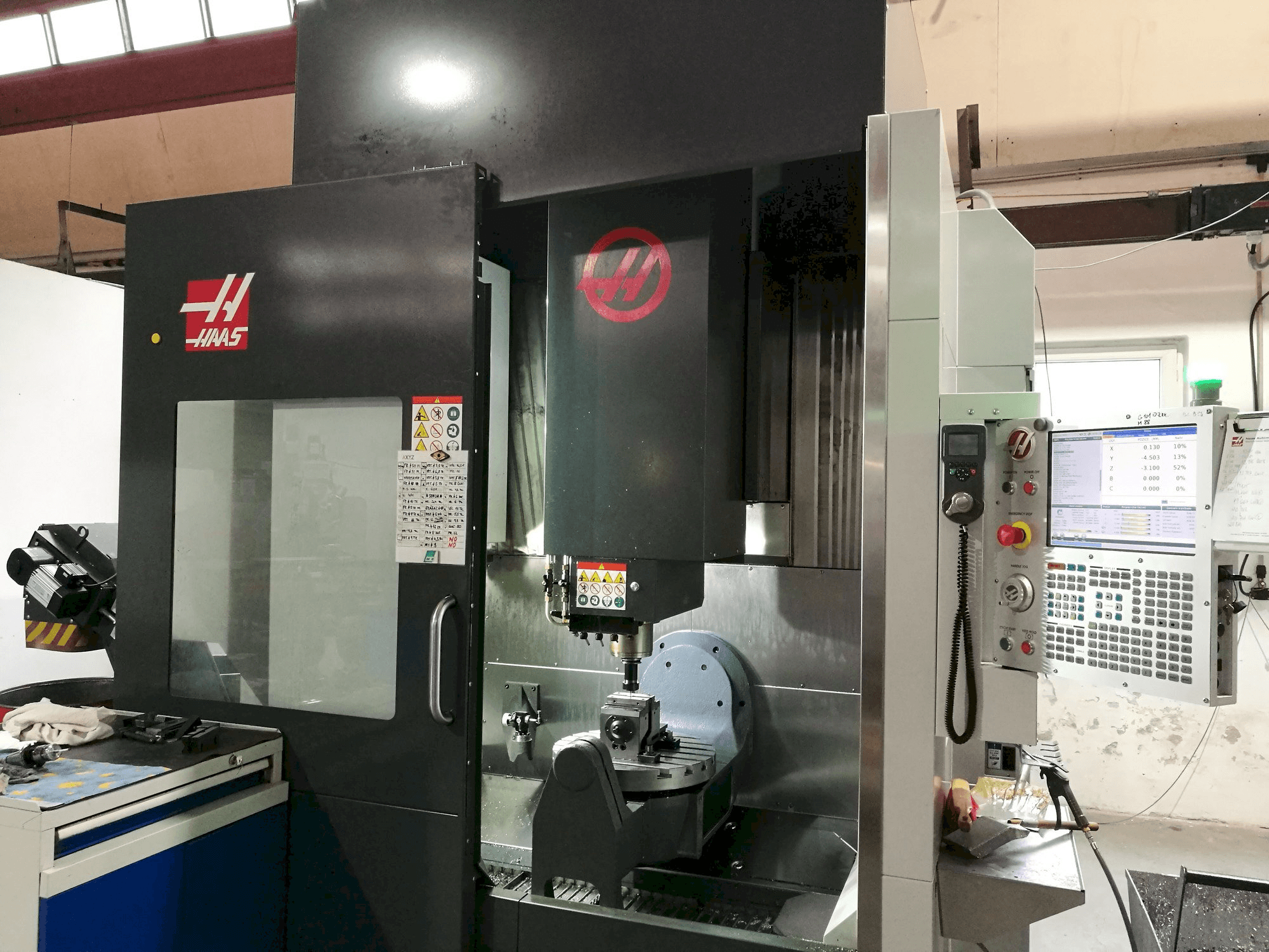 Left side view of HAAS UMC - 750 machine