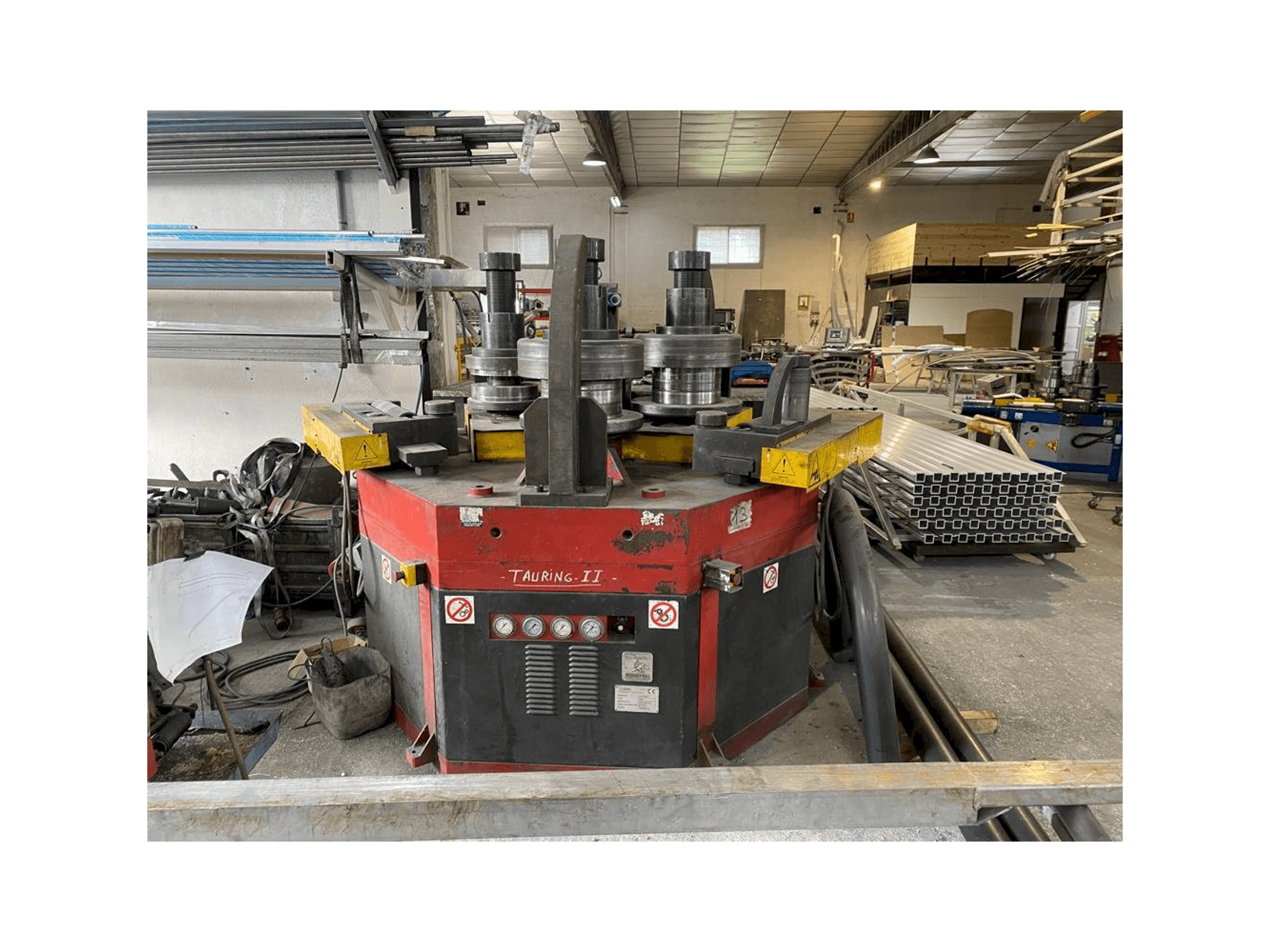 Front view of Tauring Alfa 200 machine