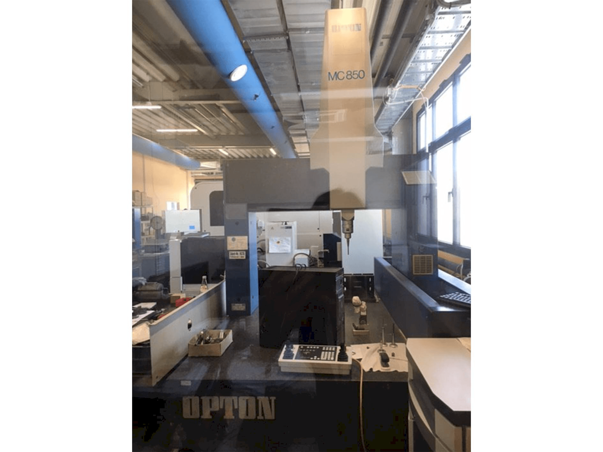 Front view of ZEISS Opton MC 850 machine