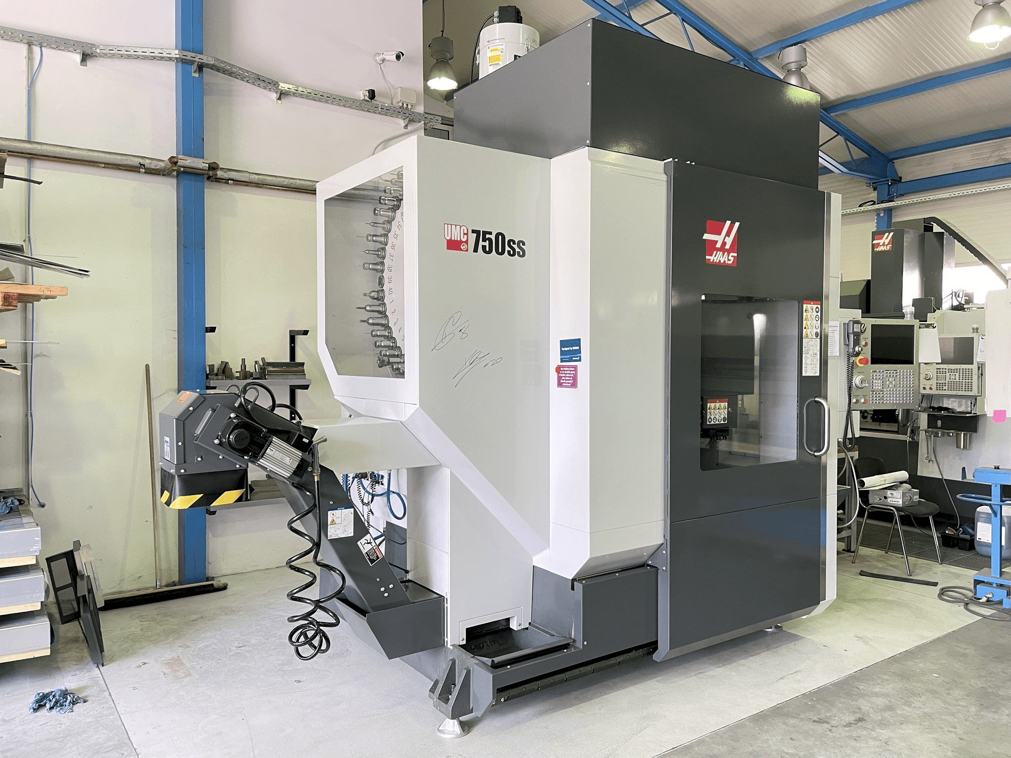 Front view of HAAS UMC 750 SS machine